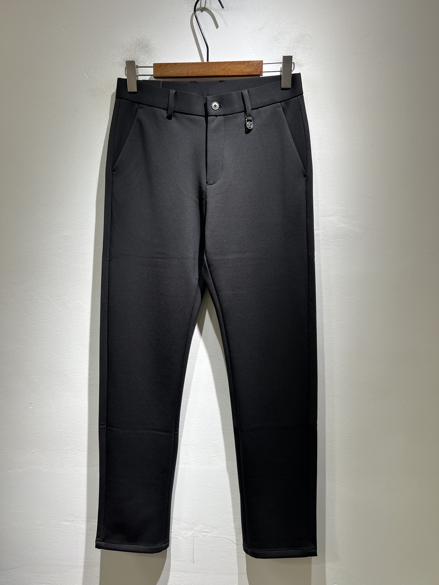 NO:614755,Dolce&Gabba*a 2025 autumn and winter new stretch cotton blended spandex versatile trousers, men's classic business casual basic trousers and trousers!  Trading company channels are rare, leading official website sales!  A pair of trousers with both design value and practical wearability. Taking into account the fashion sense at the same time, it is definitely the best item of the P family this year!  The fabric is wrinkle-resistant, light and easy to care for, feels light, silky and delicate, has excellent breathability, moisture absorption and quick-drying properties, and has a cooling effect on the upper body. It is definitely the best choice for your summer wardrobe. If you get the actual product, you will definitely have an endless desire to repurchase!  The basic style of suit pants, with just the right cutting technology, is very tolerant to the body shape, can well modify the shape of the legs, visually makes the legs longer and straighter, and adds a lot of points to your appearance and aura!  Customized YKK metal zippers, customized original logo hardware and accessories for decoration!  The iconic classic logo hardware badge patch on the back is self-evident in its recognition and luxury, and it is low-key without losing the sense of identity!  A versatile and basic classic, it can be easily used for both business and leisure. There is no reason not to buy it!  Size 30-40 37 39,,Dolce&Gabbana,Dolce&Gabbana,business suit,alexander wang19860909Dolce&Gabba*a 杜嘉*纳 2025秋冬新款弹力棉质混纺氨纶百搭西裤,男士经典商务休闲基础长裤西裤！贸易公司渠道稀出,领先官网发售！设计值与实穿性均在线的一款裤装,兼顾时尚感的同时,绝对算得上是今年P家最佳单品无疑！面料抗皱轻盈好打理,手感轻薄丝滑细腻,拥有着极佳的透气吸湿速干性能,上身自带降温功效,绝对是夏日衣橱中不二之选,实物到手绝对会让你有无限回购的渴望！基础的西装裤版型,恰到好处的裁剪工艺,对于身材包容性极好,能够很好的修饰腿型,在视觉上显腿长显腿直,为你的颜值与气场加分不少！客供定制YKK金属拉链,定制原版logo五金辅料修饰！后幅标志性经典标五金徽章贴饰,其辨识度与奢华感不言而喻,低调中不失身份感！百搭基础的经典,商务休闲皆可轻松应对,根本找不到不入手的理由！尺码30-40 37 39,,Dolce&Gabbana,Dolce&Gabbana,business suit,alexander wang,Men's clothing