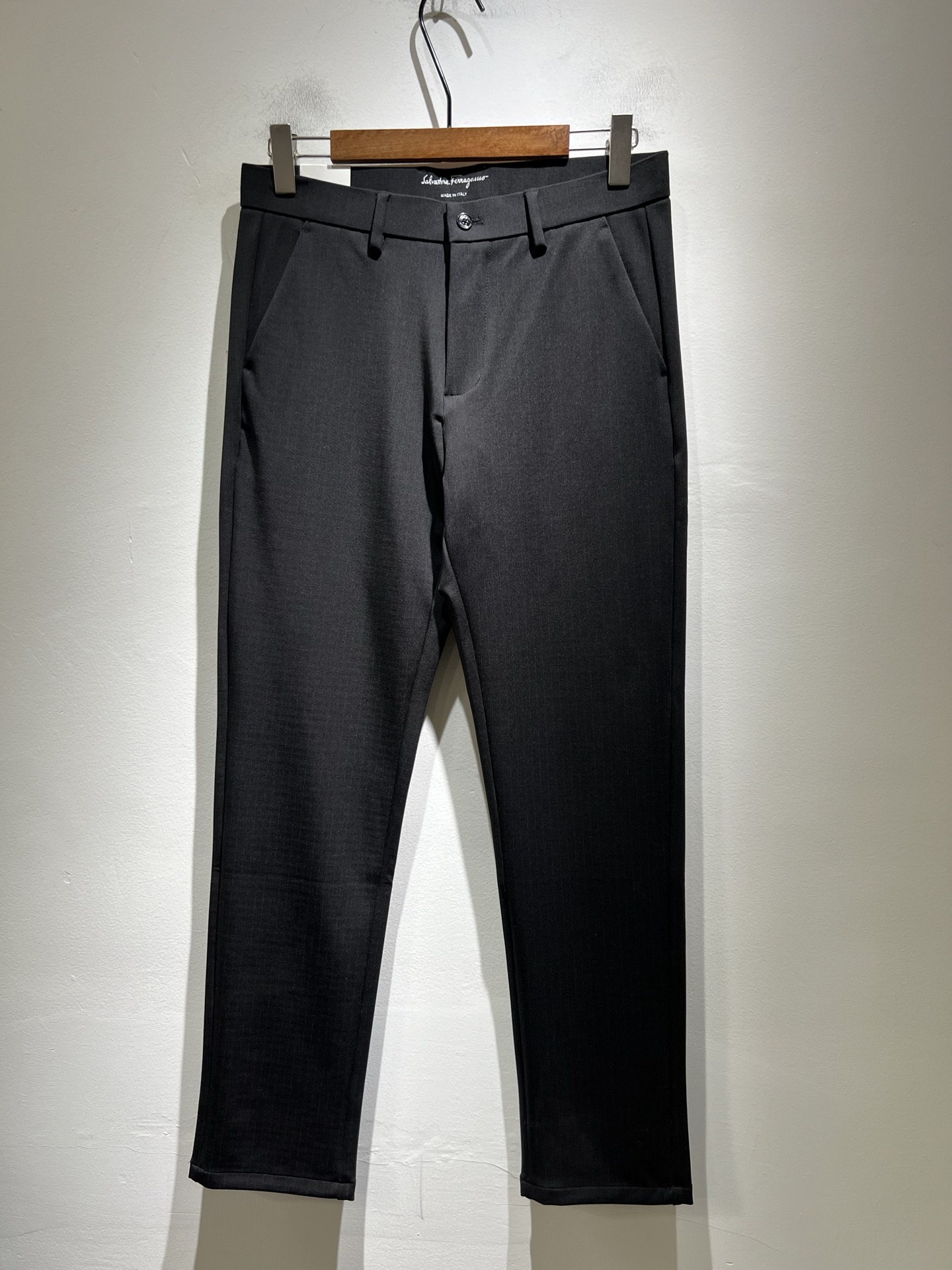 NO:614749,Ferraga*mo 2025 new autumn and winter men's casual small straight trousers, original quality, original quality high-end fashion casual washed original trousers fabric!  The metal Ferragamo LOGO on the back waist is produced by the original factory channel; it is sold simultaneously on the G network, and the thickness is just right to meet the needs of wearing. The fabric is soft and elastic. Beautiful washing process, just right purity, the craftsmanship is very outstanding, the fabric is soft and elastic, the turning lines are neat, and the perfect details are produced. The casual and versatile four-season style, the upper body effect is not tight and excellent, showing a confident temperament; all the details show the classic logo of the perfect quality pants, which symbolizes the highest quality of the brand, and the original hardware accessories  Owning it is the beginning of another fashion!  Size 30 -40,,ferragamo,ferragamo,alexander wang19860909Ferraga*mo菲拉*慕2025秋冬新款男款休闲小直筒西裤, 原单品质,原单品质高端时尚休闲水洗原版西裤面料！后腰金属菲拉格慕LOGO标识,原单代工厂渠道出品；G网同步发售,厚度刚好满足穿搭需求 面料柔软具有弹力面料 漂亮的水洗工艺,恰到好处的纯粹,工艺非常突出,面料柔软富有弹性,车工走线整齐,完美细节出品.随意百搭的四季款,上身效果不紧绷极佳,彰显自信气质；所有细微处尽情展现完美品质裤子的经典Logo象征了品牌至高的品质,原厂五金配件 拥有,便是另一种时尚的开始 ！ 尺码30 -40,,ferragamo,ferragamo,alexander wang,Men's clothing