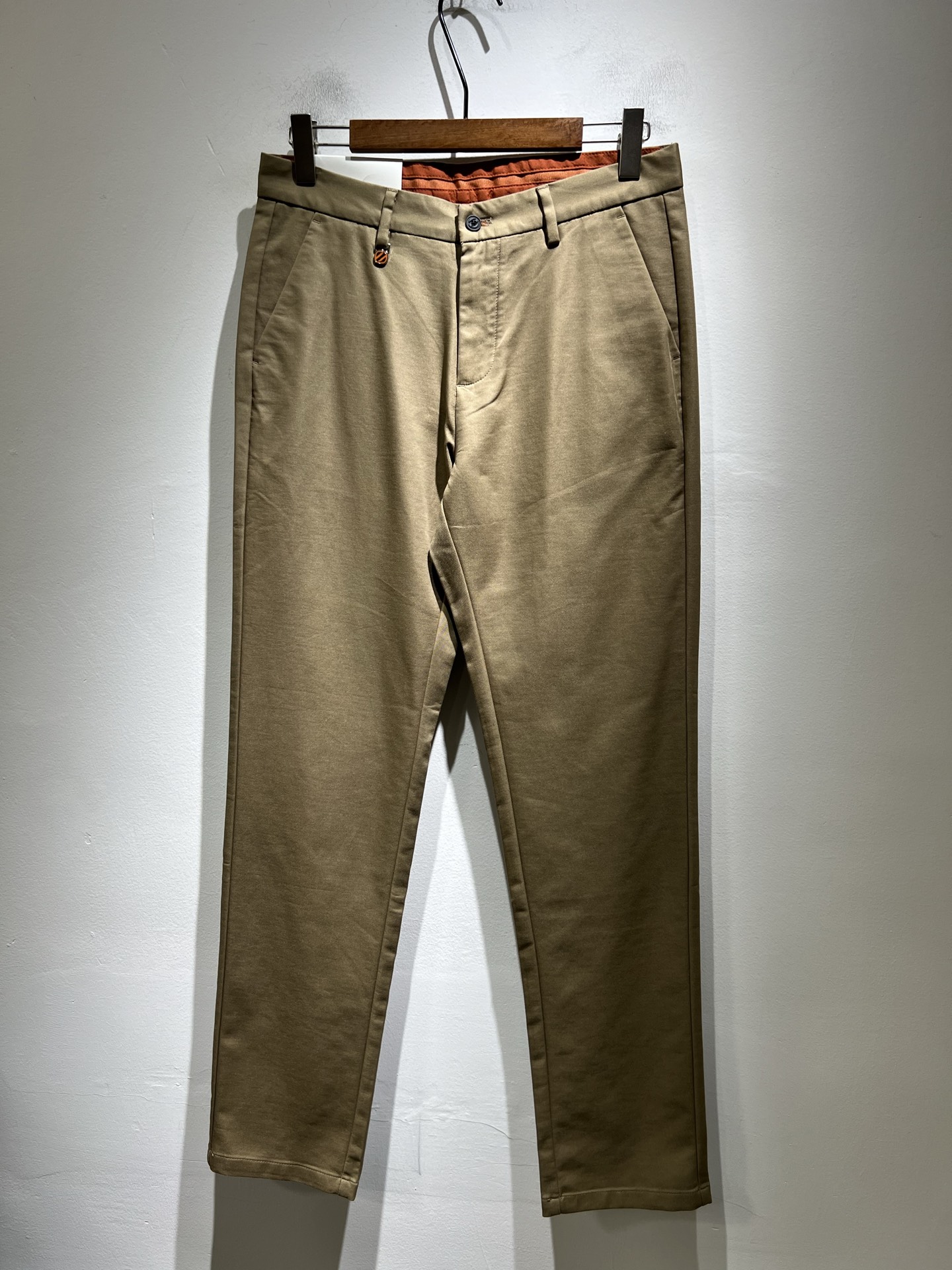 NO:612694,Ermenegildo Zeg*a 2025 new autumn and winter men's casual trousers, the final channel product has appeared!  !  Simultaneous sales at the counter!  It is no exaggeration to say that these trousers are products from the original OEM channel, not bragging about the original OEM. They are completely products from the domestic garment OEM officially authorized by Ermenegildo Zegna!  Therefore, the quantity and size ratio are extremely scarce, so you will earn money if you grab it!  The best pants for fall and winter are officially revealed!  !  !  !  !  !  Zegna products have always been one of the must-have accessories for successful business people!  The brand's high-end style and powerful aura are not easily surpassed by everyone. No matter which season the style is, it is the standard of temperament!  However, the fabric style is between business casual and daily wear. Customized original hardware and logo accessories!  Only Ermenegildo Zegna, which specializes in men's business and casual wear, can design a pair of trousers that is so suitable for the general public!  Whether you are wearing it for casual occasions or business occasions, this style can be matched just right. If you want to wear it, you must wear it well and be able to wear it with your own taste!  Pants that give yourself unlimited bonus points!  Size 30-4037 39,,zegna,alexander wang19860909Ermenegildo Zeg*a杰*亚 2025秋冬新款男士休闲西裤,压轴的渠道货出现了！！柜台同步销售！ 毫不夸张的说,此款裤装是原厂代工渠道的货,并不是吹牛的原厂代工,完全是由杰尼亚官方授权的国内成衣代工厂出来的产品！所以数量跟尺码配比都极度紧缺,抢到就是赚到！秋冬最好的裤装正式揭幕！！！！！！Zegna的东西,从来都是成功商务人士的专属必备行头之一！品牌高级的格调以及自带强大的气场并不是所有人都能轻易凌驾的.无论哪季的款式都是都是气质标配！但是面料版型又介乎于商务休闲跟日常穿着之间,定制原版五金logo辅料配件！能将一款裤装设计到如此贴合大众穿着,也就只有专注于男装商务休闲的杰尼亚了！不论您是休闲场合穿搭,或者商务场合此款都能搭配的恰到好处要穿,就必须穿好的,能穿出属于自己品味的！给自己无限加分的裤子！尺码30-4037 39,,zegna,alexander wang,Men's clothing