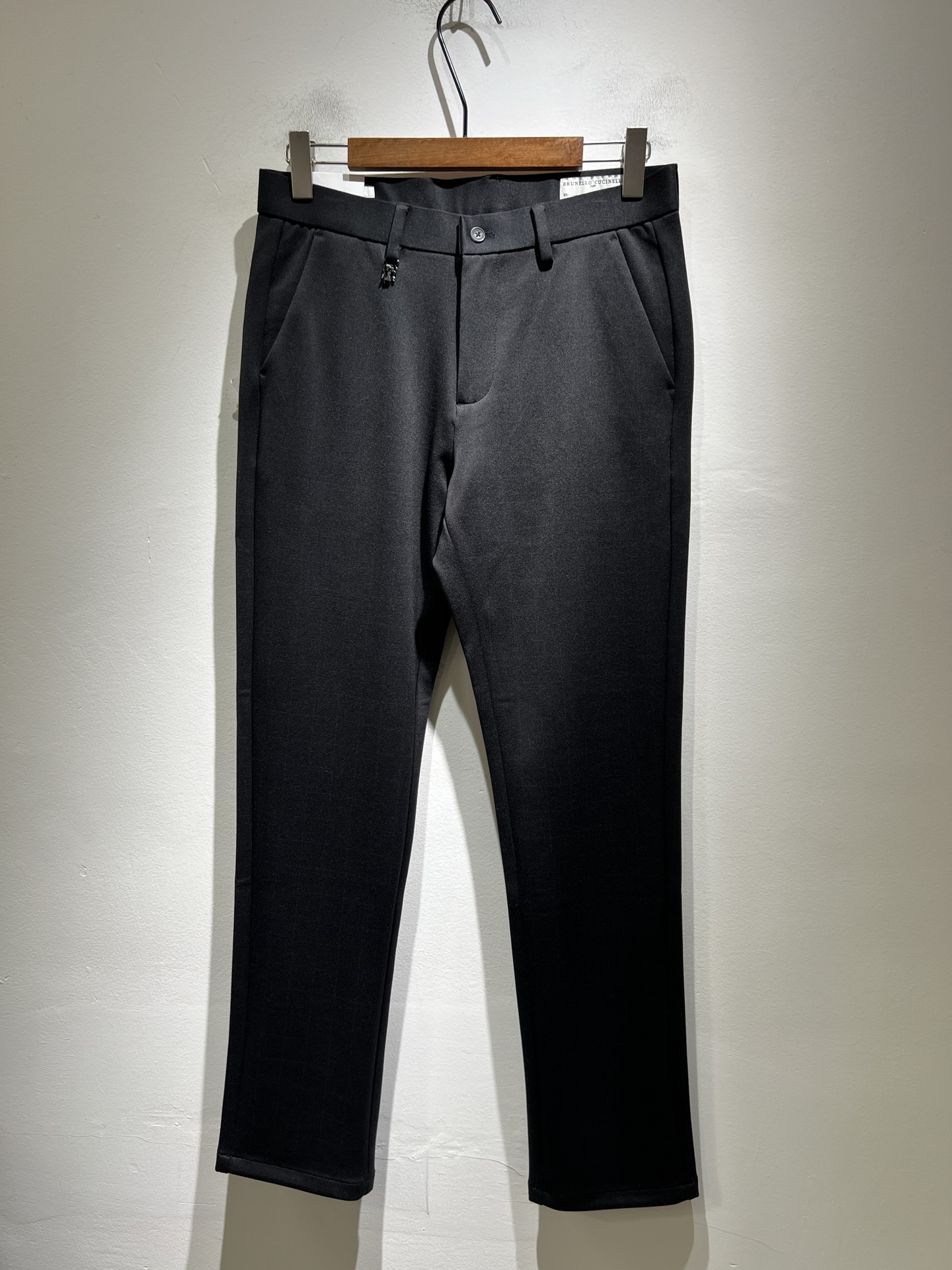 NO:614744,BC-Brunello Cucineli 2025 autumn and winter new men's fashion high-end casual trousers, Hong Kong channel goods, original Japanese factory production, pure blood quality, perfectly inherits the essence and genes of the LOE* family, from the main fabric to the detailed craftsmanship, all demonstrate the quality of the ingenuity, use multiple brand elements to interpret, select precious materials to construct the hardware logo design!  A soulful expression of identity!  We provide customers with high-grade imported spandex cotton fabrics, very high-end and fashionable detailed craftsmanship, and the red ear cloth is made by a specific antique loom. This element represents the identity and rank of the jeans, which is worth savoring!  It is invincible in terms of matching, interpreting the versatility in place, paying attention to the details, all the accessories are supplied by foreign merchants, the tailoring is fit and slim, and the upper body butt lifting effect is excellent. It is a styling item that can only be found but not sought after!  Size 30-40,,brunello cucinelli,loewe,jeans,alexander wang19860909BC-Brunello Cucineli 2025秋冬新品男士时装款高端休闲西裤,香港洋行渠道货,日本原厂出品,纯血统品质,完美延续了LOE*家的精髓与基因,从主体面料到细节工艺,无不彰显出品质的匠心所在,运用多个品牌元素标识来诠释,选取矜贵的材质构建五金logo设计！属于灵魂式的身份彰显！客供高级进口氨纶棉面料,非常高级且时髦的细节工艺,赤耳布是由特定古董织布机完成,此元素代表着牛仔裤的身份及段位,非常值得细品悦人！在搭配上所向无敌,把百搭阐释到位,细节匠心考究,辅料皆为外商客供,剪裁合体修身,上身提臀效果绝佳,可遇而不可求的造型单品！尺码30-40,,brunello cucinelli,loewe,jeans,alexander wang,Men's clothing
