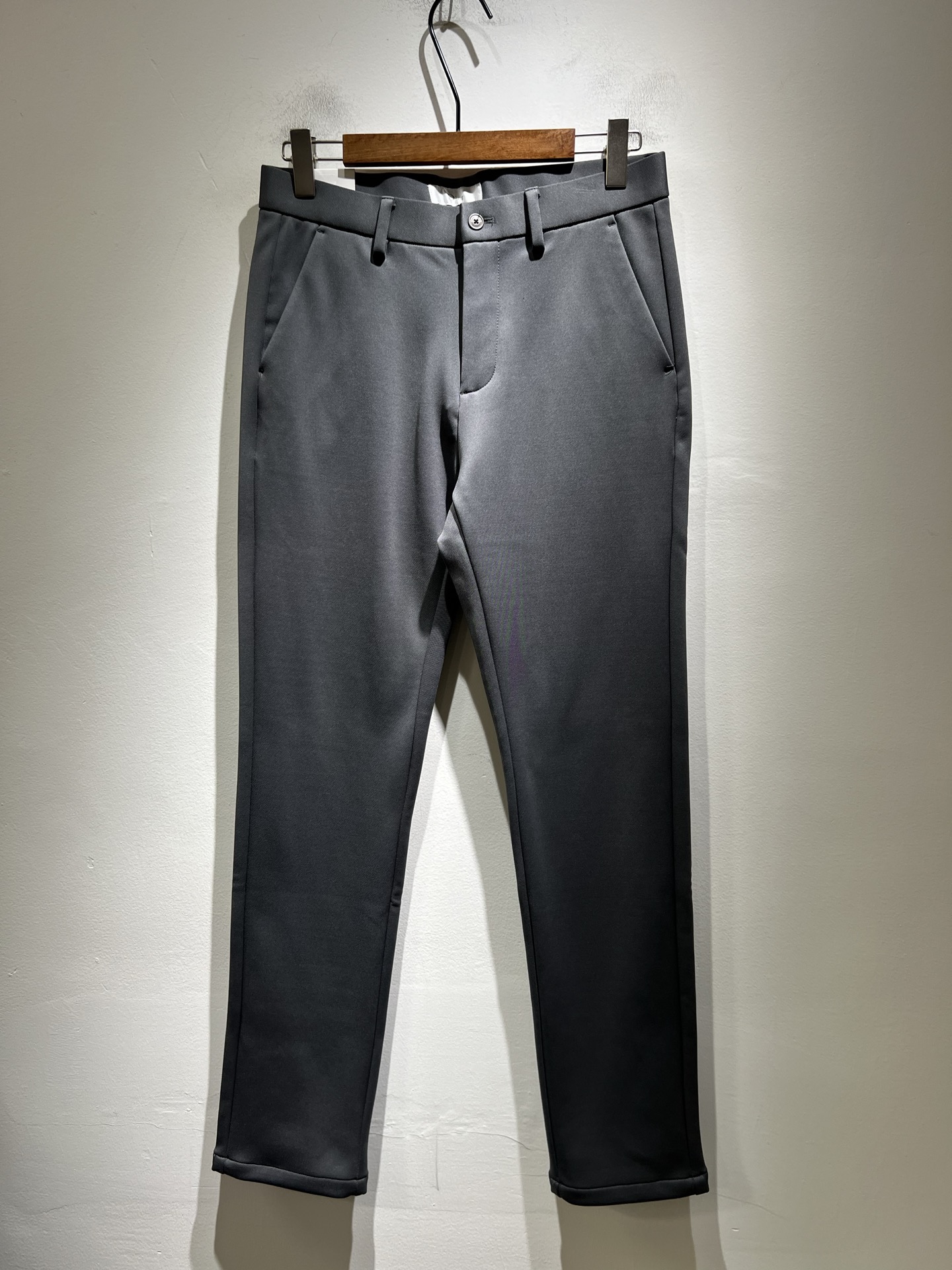 NO:614791,Dio*r Dijia 2025 autumn and winter new men's casual trousers, men's classic, fashionable and versatile casual trousers! Trading company channels are rare, leading official website sales! An indispensable and versatile item in the wardrobe, it is convenient and comfortable to wear and very easy to match with fashionable styles! This casual blazer The pants are made of carefully selected high-quality 95% pure cotton and 5% spandex blended materials supplied by customers. They have excellent comfort and breathability. They feel skin-friendly and comfortable to wear. You will know how high-grade the fabric is when you get the actual product. It can definitely be called an excellent product with unlimited repurchase! The hardware logo on the back pocket is the most recognizable classic element of Dior. The placket is customized with YKK metal zippers. The meticulous and smooth routing inside the trousers body is more exquisite in details. It perfectly demonstrates the excellent craftsmanship and is enough to make the quality control personnel close their eyes and take it away! The basic straight-cut version has no restrictions on the body shape. The invincible versatile colors can easily challenge any top, perfect for both business and casual styles! Sizes 30-40 37 39,,dior,dior,dior,alexander wang19860909Dio*r迪家 2025秋冬新款男士休闲裤,男士经典时尚百搭休闲西裤!贸易公司渠道稀出,领先官网发售!衣橱里不可或缺的百搭臻品,穿着便捷舒适又非常极易搭配时尚造型!此款休闲西裤用心甄选客供优质95纯棉,5氨纶混纺材质而成,舒适性与透气性兼优,着穿触感亲肤舒适,面料的质感有多高级,实物到手你立刻便知,绝对可以称为无限回购的绝佳臻品！后袋五金logo标识,都是迪奥家最具辦识度的经典元素,门襟客供定制YKK金属拉链,裤身内里缜密平顺的走线,细节方面更为考究,极好的彰显了出色工艺,足以让品控们闭眼收走!基础常规的直筒版型裁剪,对于体型没有限制可言,无敌的百搭配色,轻松挑战任何上装,完美兼具商务与休闲风格穿搭!尺码30-40 37 39,,dior,dior,dior,alexander wang,Men's clothing