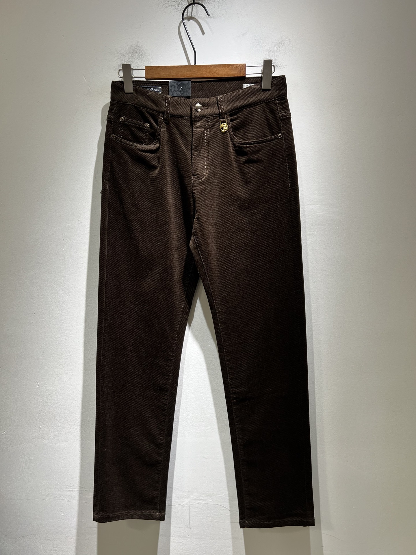 NO:610472,STEFANO RIC*I/STEFANO RIC*I 2025 autumn and winter men's original single corduroy casual pants, highly recommended!  Quality 'beer' This model uses the original exclusive corduroy fabric!  The craftsmanship is top-notch, and the hardware is decorated with an eagle head logo!  It has a strong three-dimensional sense and is visually stunning. The pattern is presented by the iconic brand pattern. It is very recognizable and high-end and fashionable, and effectively demonstrates your identity!  In addition, it feels full of cotton, has both comfort and breathability, is extremely delicate to the touch, and has excellent skin-friendliness!  The details are perfect, all kinds of exquisite and elegant, the shape is very strong, the upper body is full of shape, it is a unique type on the market!  Size 29-40,,alexander wang19860909STEFANO RIC*I/史蒂芬.尼治 2025秋冬男士原单灯芯绒休闲裤,重磅推荐！品质“牛啤” 此款所运用原版专属灯芯绒面料！还是工艺都堪称顶尖,设计鹰头logo五金修饰！立体感极强,视觉极其惊艳震撼,图案由标志性的品牌图案呈现,辨识度非常鲜明且高级时髦,有力彰显身份！此外棉感十足,舒适性与透气性兼备,触感极为细腻,亲肤性绝佳！细节完美如斯,各种精湛考究 造型感极强,上身型款十足,属于市面独一无二的类型！尺码29-40,,alexander wang,Men's clothing