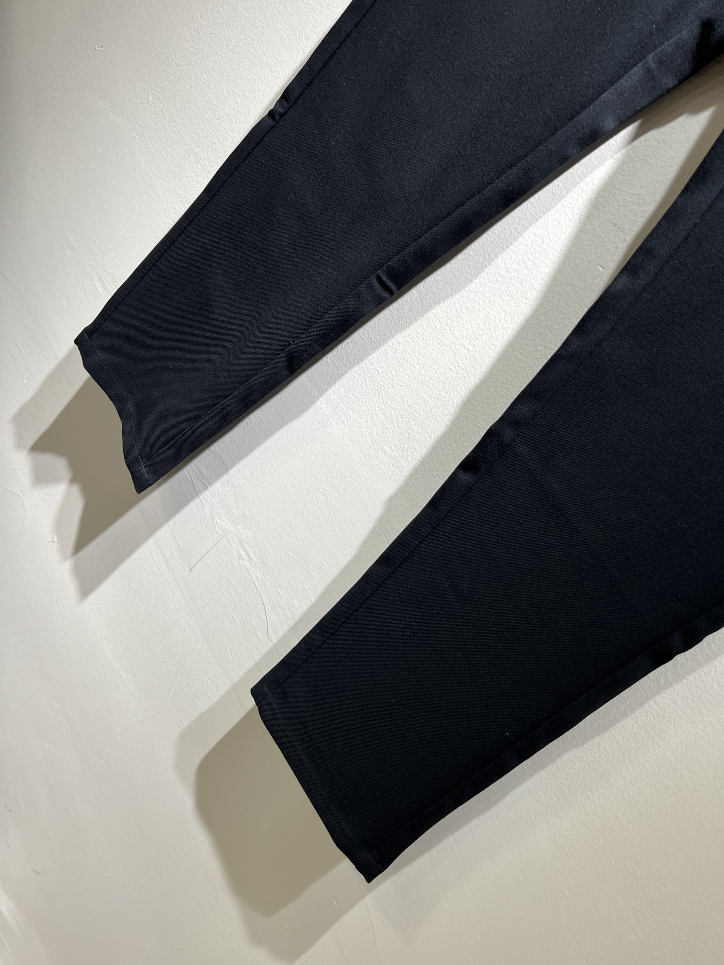 Ferraga*mo菲拉*慕2025秋冬新款男款休闲小直筒西裤， 原单品质，原单品质高端时尚休闲水洗原版