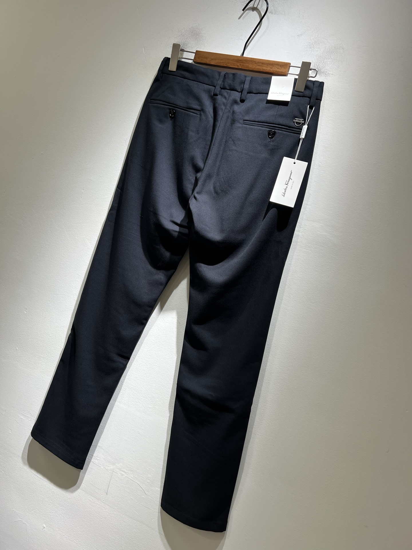 Ferraga*mo菲拉*慕2025秋冬新款男款休闲小直筒西裤， 原单品质，原单品质高端时尚休闲水洗原版