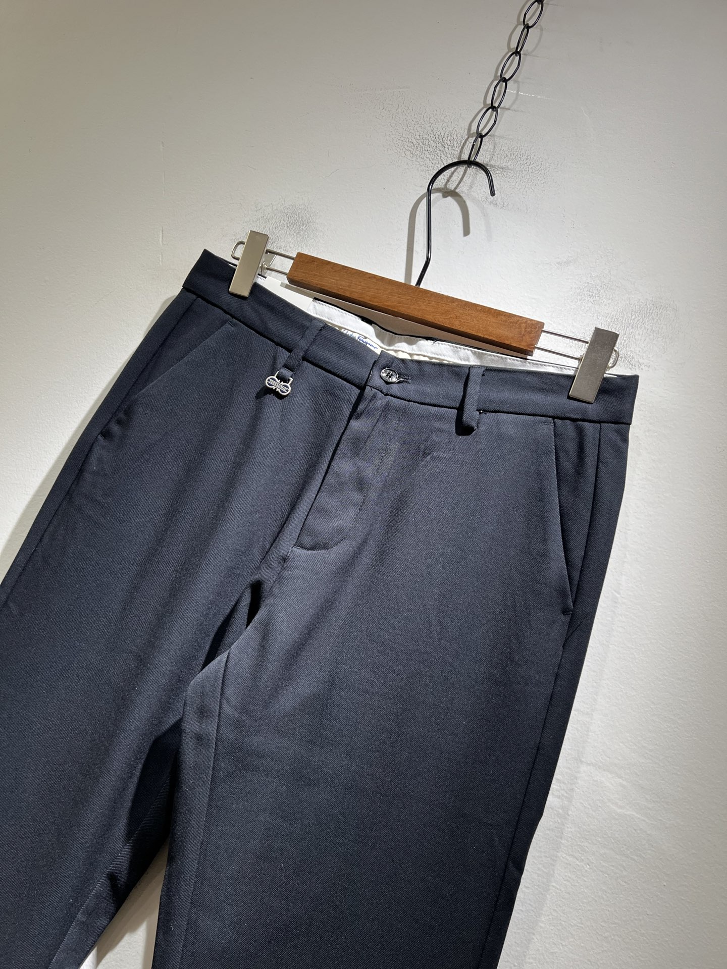 Ferraga*mo菲拉*慕2025秋冬新款男款休闲小直筒西裤， 原单品质，原单品质高端时尚休闲水洗原版