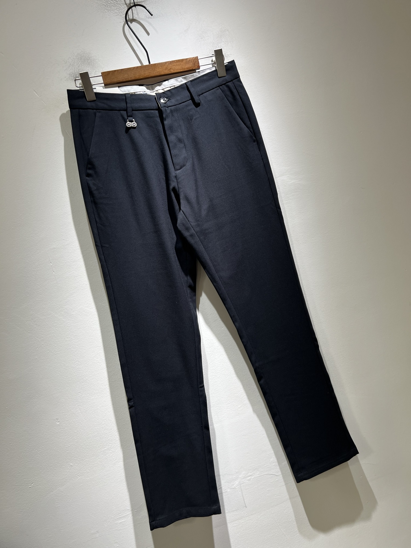 Ferraga*mo菲拉*慕2025秋冬新款男款休闲小直筒西裤， 原单品质，原单品质高端时尚休闲水洗原版