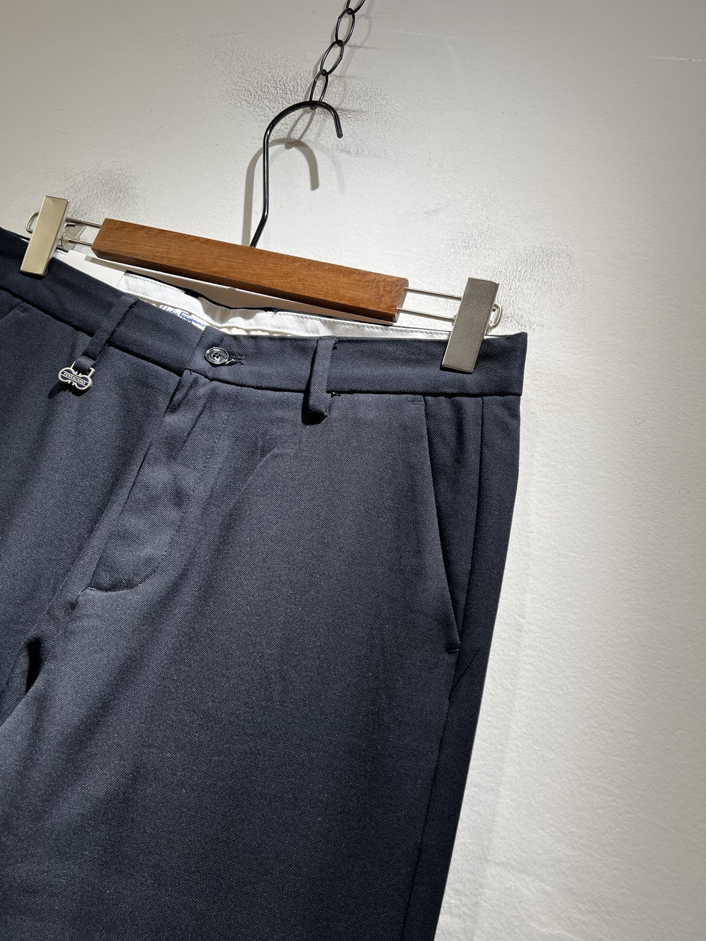 Ferraga*mo菲拉*慕2025秋冬新款男款休闲小直筒西裤， 原单品质，原单品质高端时尚休闲水洗原版