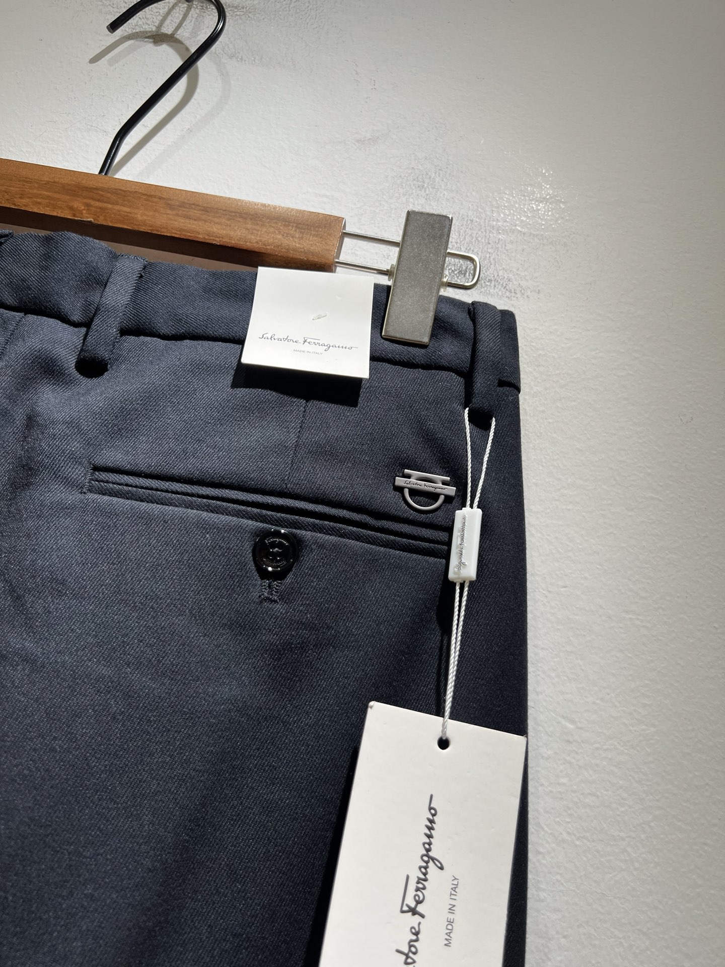 Ferraga*mo菲拉*慕2025秋冬新款男款休闲小直筒西裤， 原单品质，原单品质高端时尚休闲水洗原版