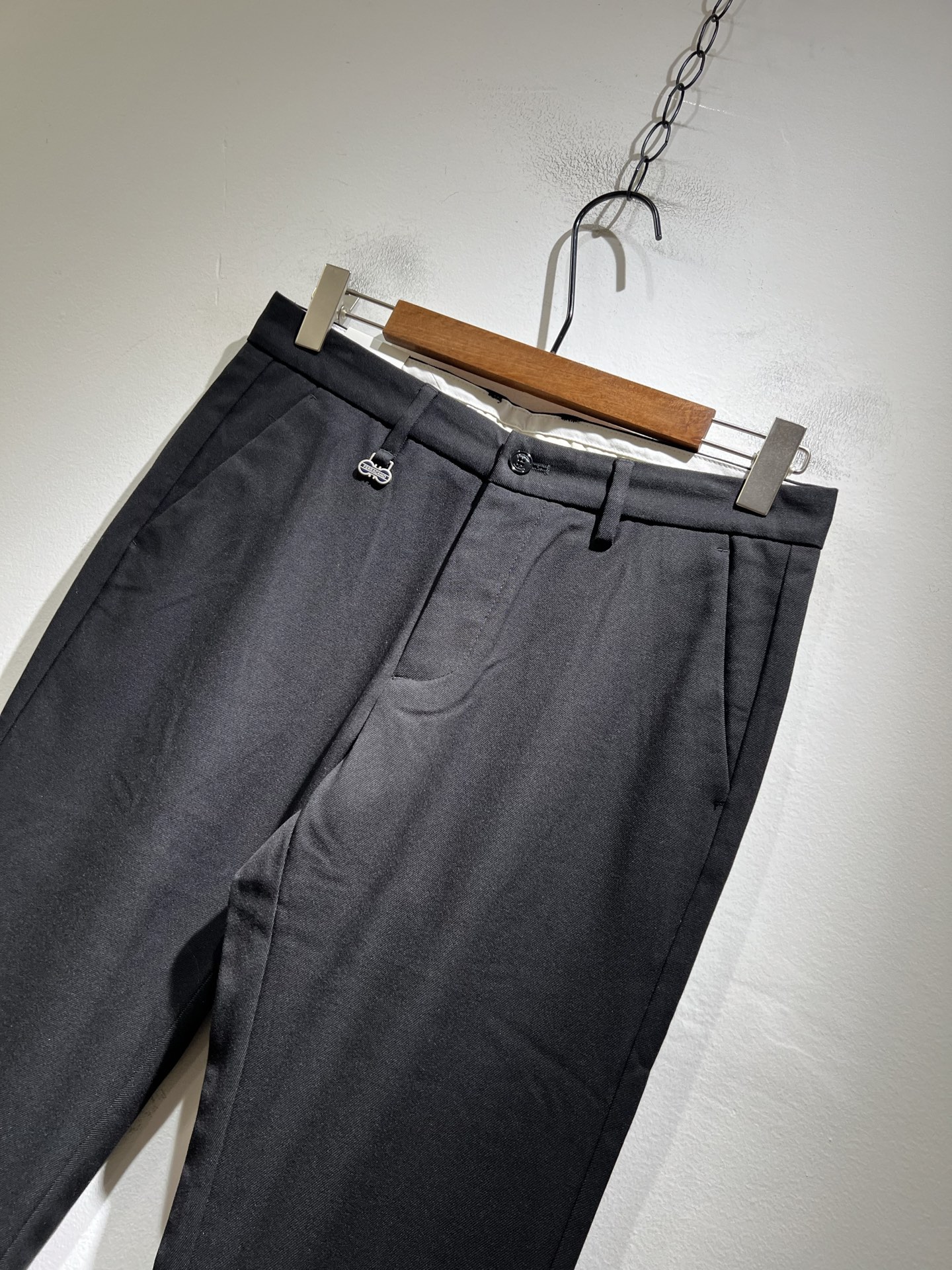 Ferraga*mo菲拉*慕2025秋冬新款男款休闲小直筒西裤， 原单品质，原单品质高端时尚休闲水洗原版