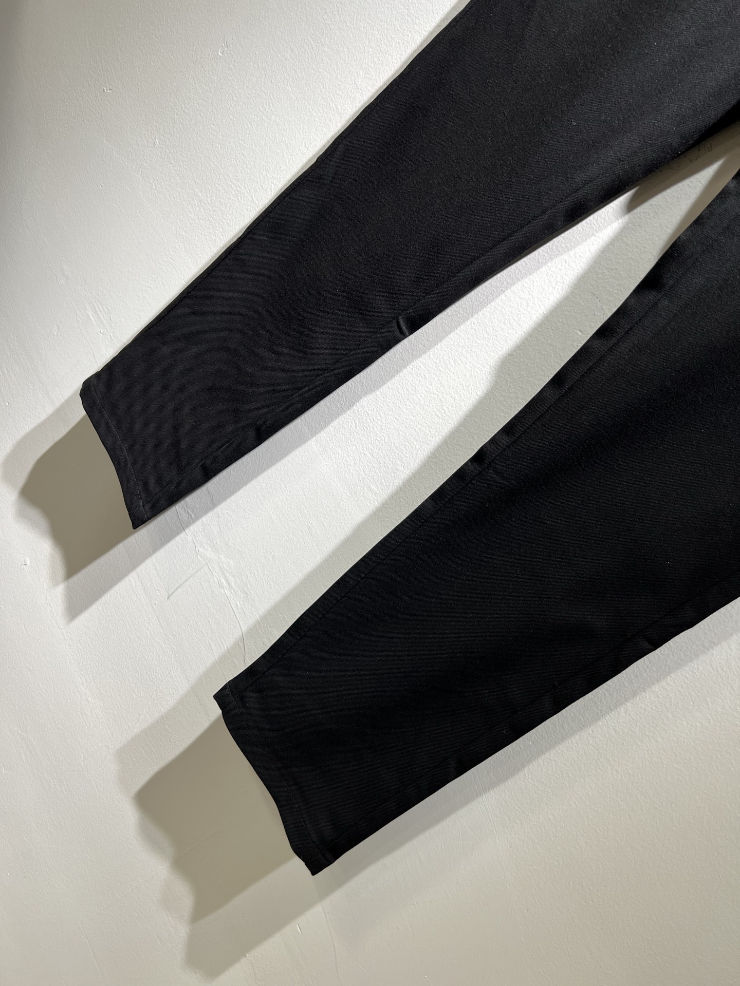 Ferraga*mo菲拉*慕2025秋冬新款男款休闲小直筒西裤， 原单品质，原单品质高端时尚休闲水洗原版