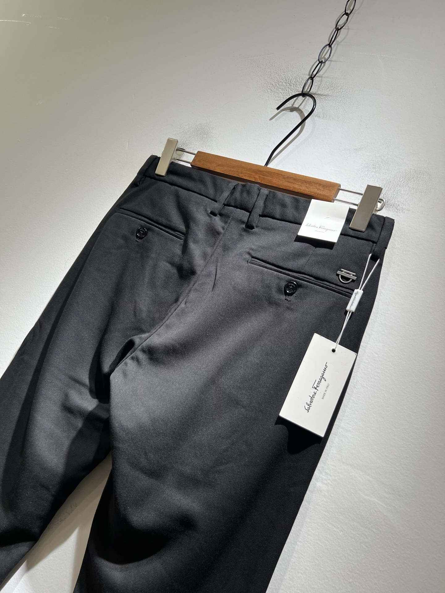 Ferraga*mo菲拉*慕2025秋冬新款男款休闲小直筒西裤， 原单品质，原单品质高端时尚休闲水洗原版