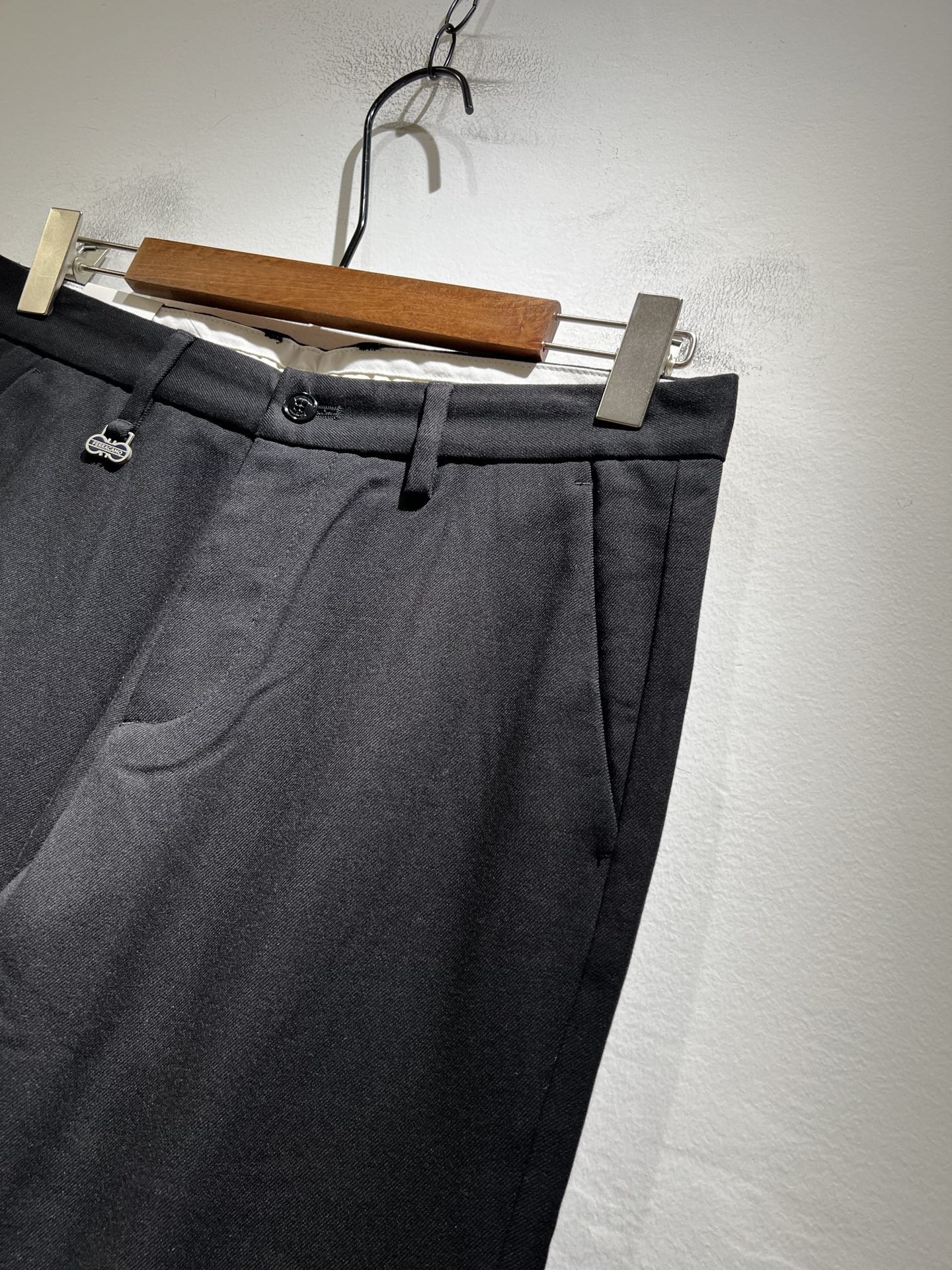 Ferraga*mo菲拉*慕2025秋冬新款男款休闲小直筒西裤， 原单品质，原单品质高端时尚休闲水洗原版