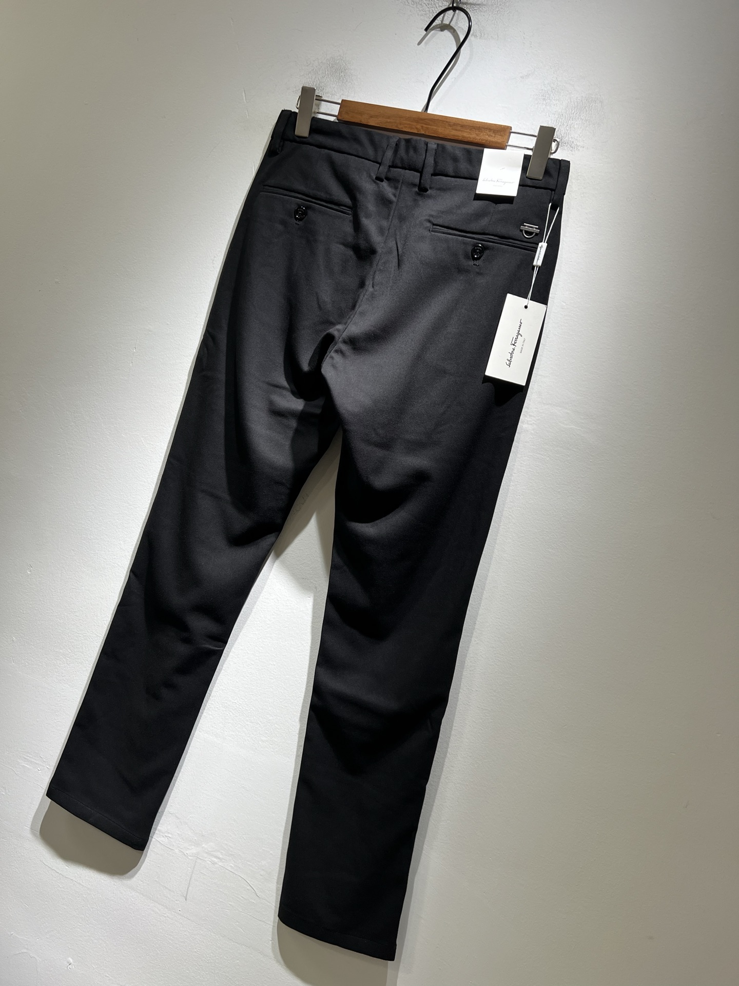 Ferraga*mo菲拉*慕2025秋冬新款男款休闲小直筒西裤， 原单品质，原单品质高端时尚休闲水洗原版