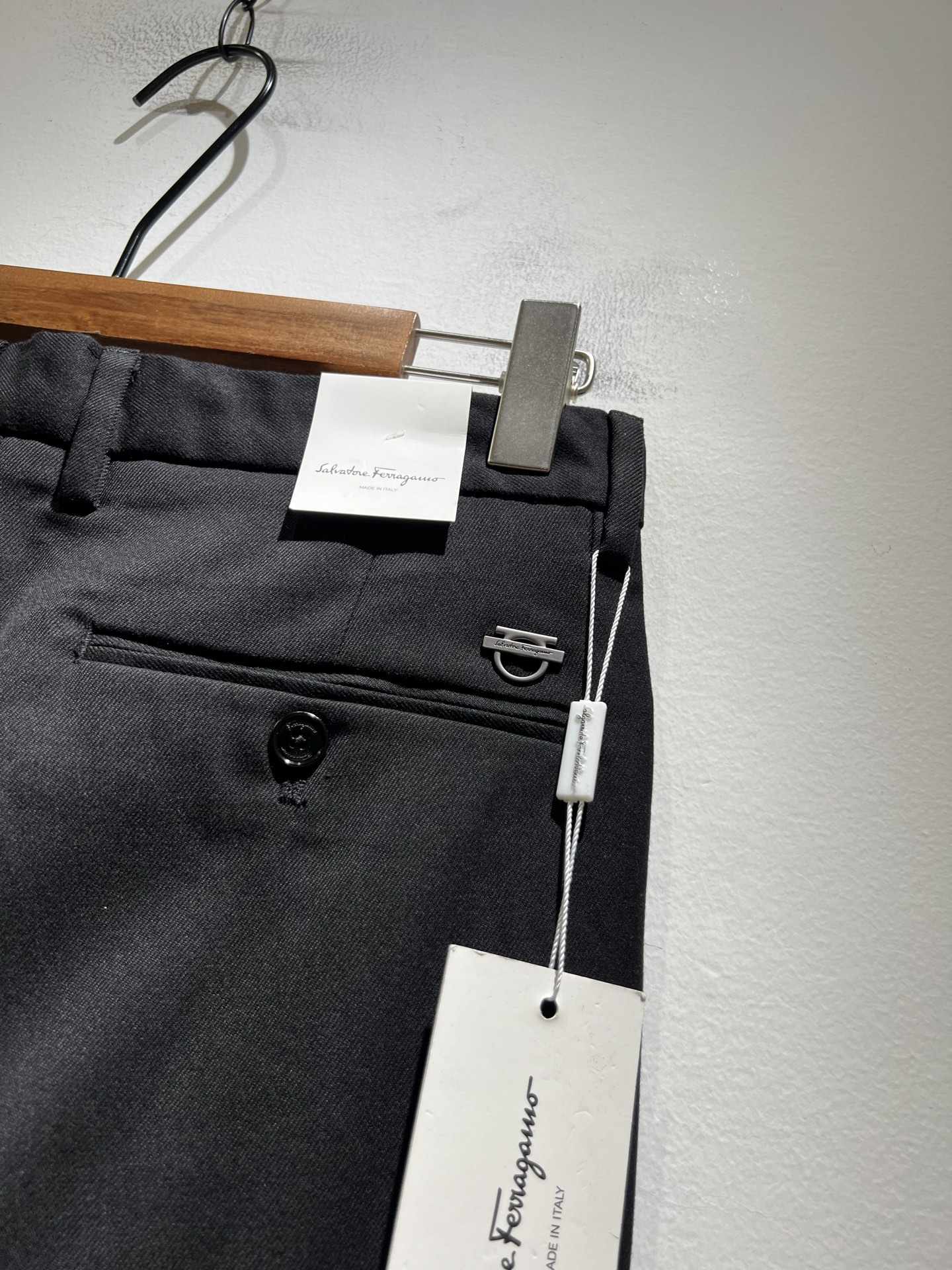 Ferraga*mo菲拉*慕2025秋冬新款男款休闲小直筒西裤， 原单品质，原单品质高端时尚休闲水洗原版