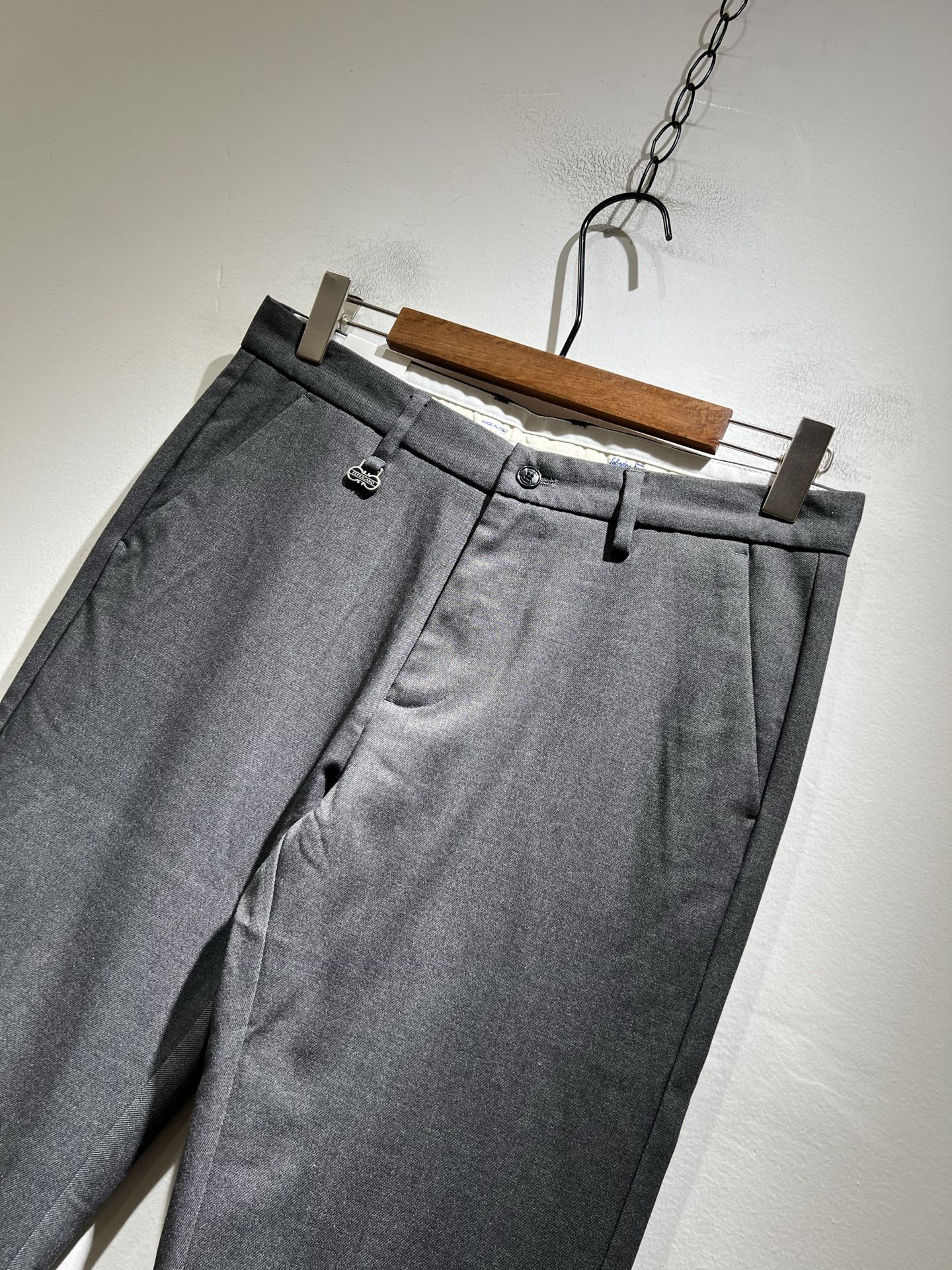 Ferraga*mo菲拉*慕2025秋冬新款男款休闲小直筒西裤， 原单品质，原单品质高端时尚休闲水洗原版