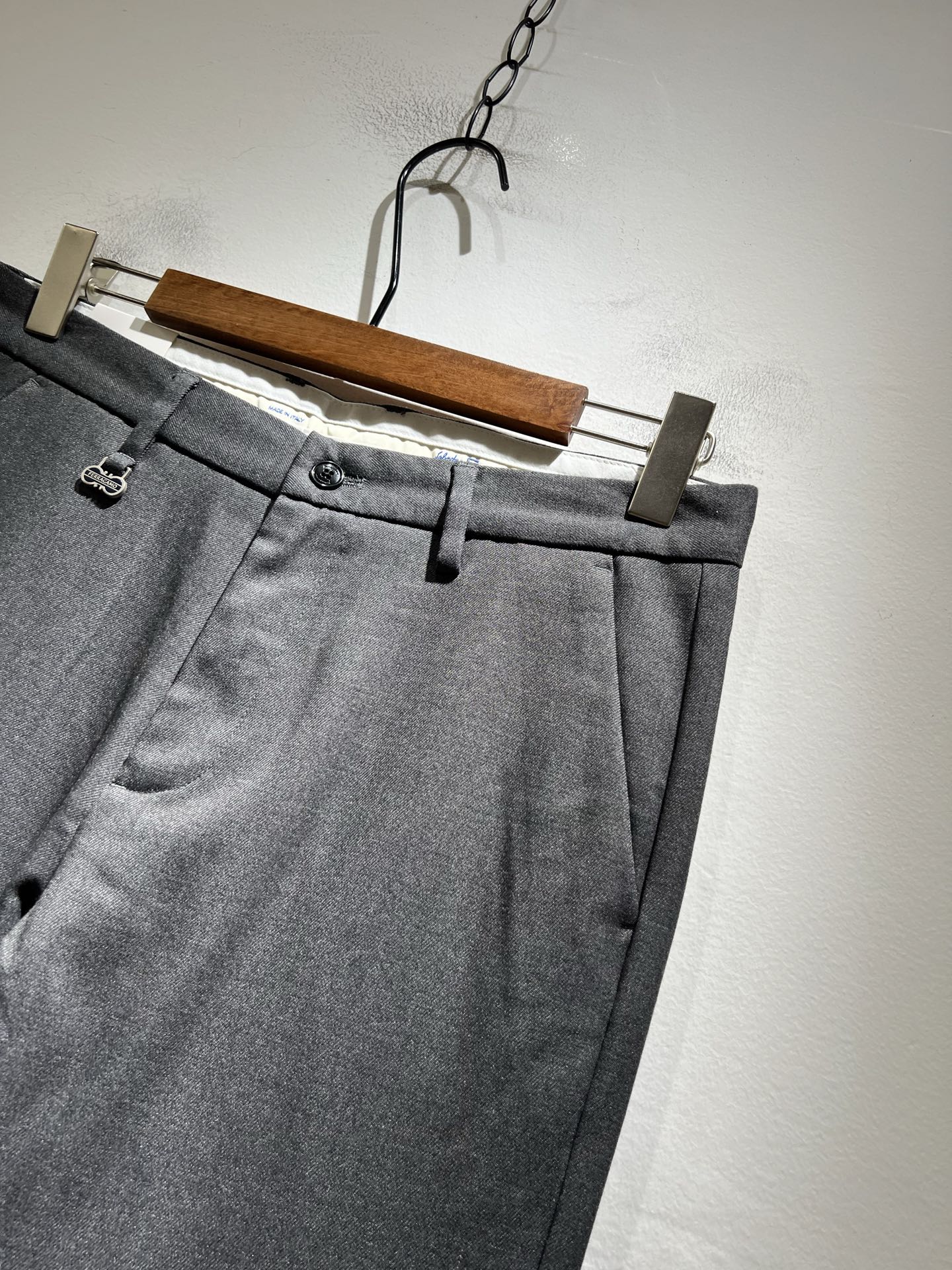 Ferraga*mo菲拉*慕2025秋冬新款男款休闲小直筒西裤， 原单品质，原单品质高端时尚休闲水洗原版