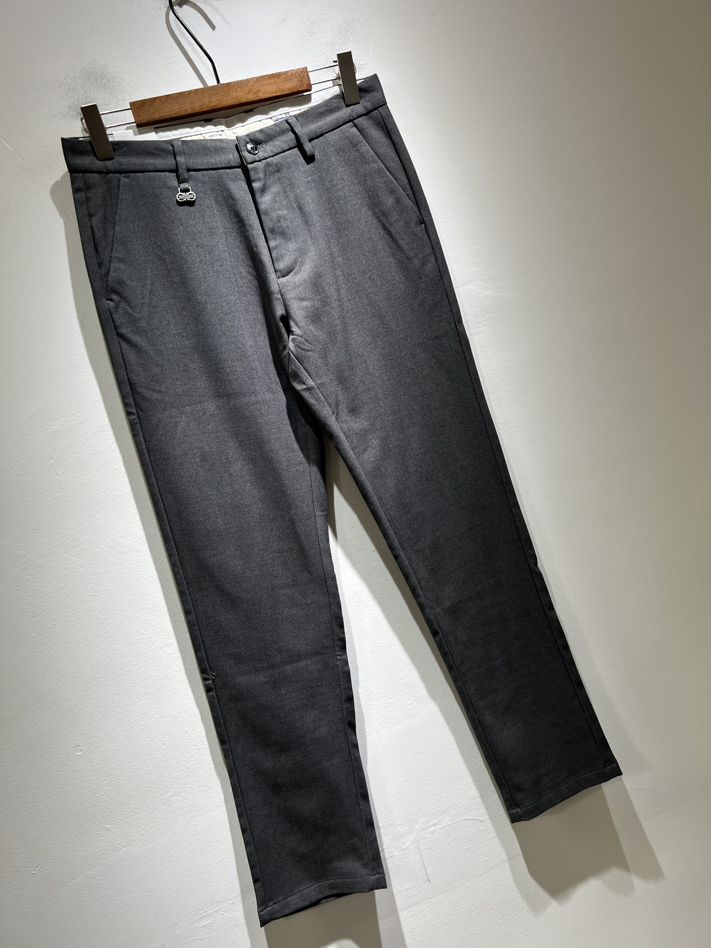 Ferraga*mo菲拉*慕2025秋冬新款男款休闲小直筒西裤， 原单品质，原单品质高端时尚休闲水洗原版