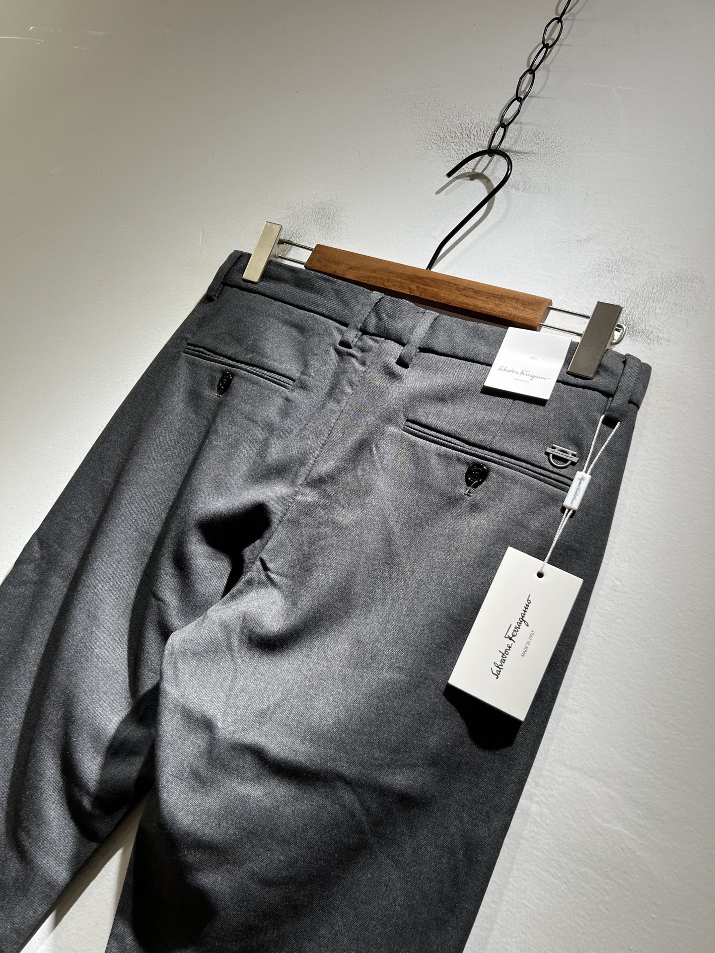 Ferraga*mo菲拉*慕2025秋冬新款男款休闲小直筒西裤， 原单品质，原单品质高端时尚休闲水洗原版