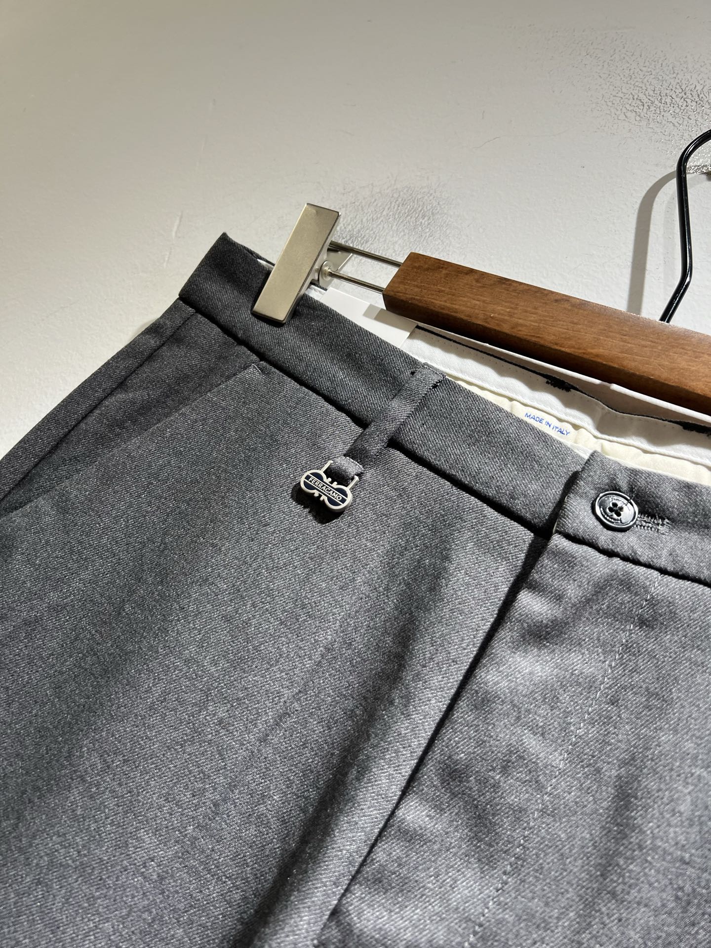 Ferraga*mo菲拉*慕2025秋冬新款男款休闲小直筒西裤， 原单品质，原单品质高端时尚休闲水洗原版