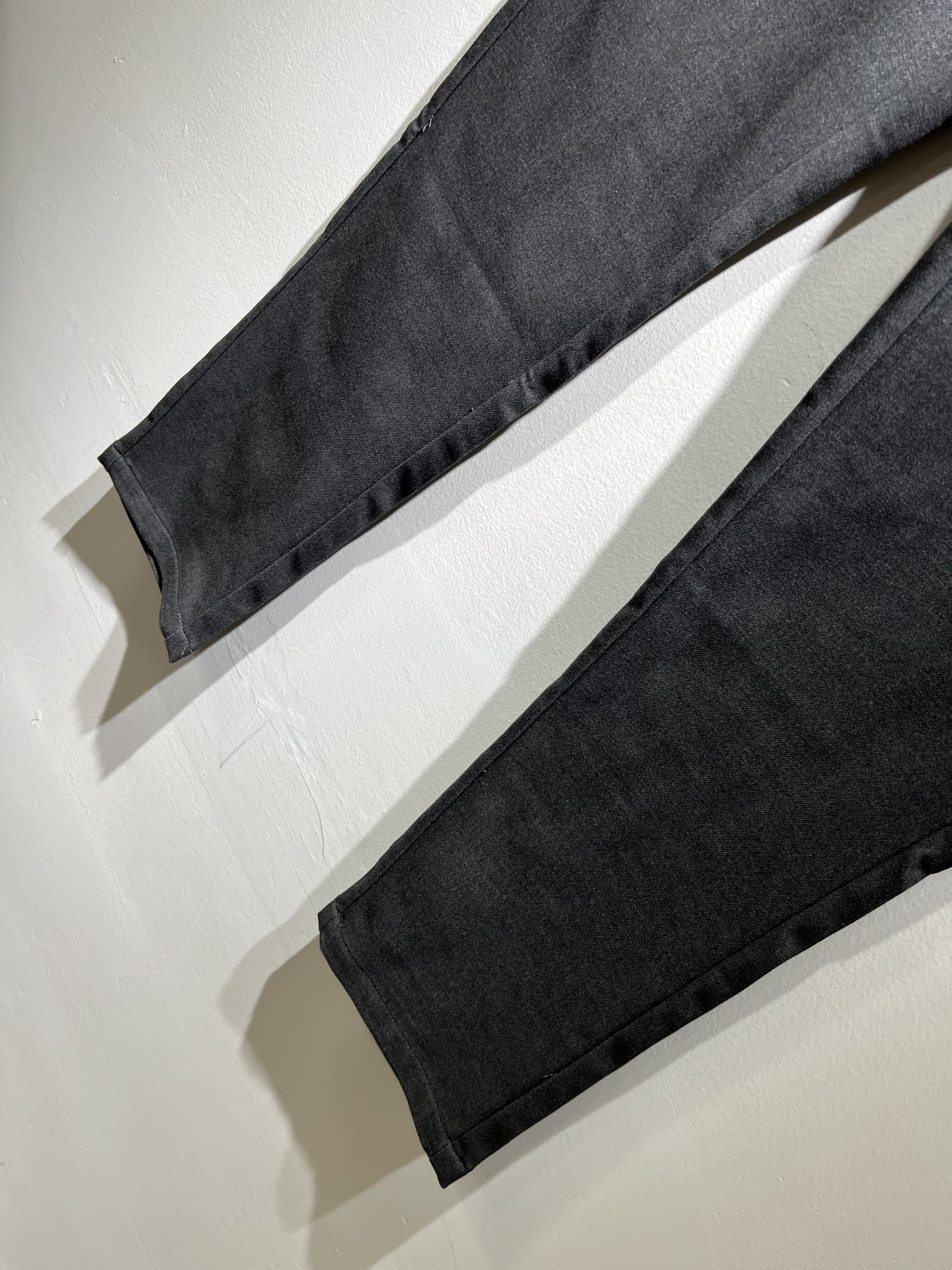 Ferraga*mo菲拉*慕2025秋冬新款男款休闲小直筒西裤， 原单品质，原单品质高端时尚休闲水洗原版