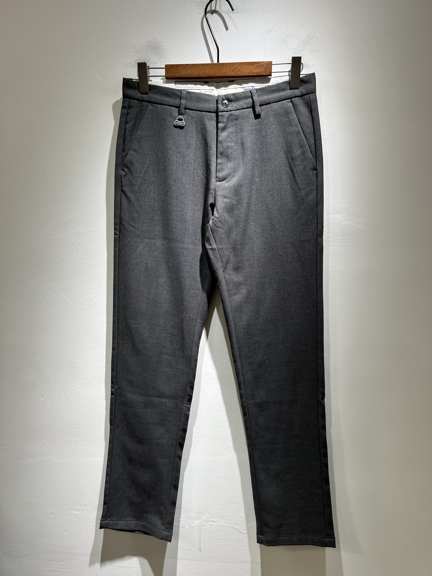 NO:610477,Ferraga*mo 2025 new autumn and winter men's casual small straight trousers, original quality, original quality high-end fashion casual washed original trousers fabric!  The metal Ferragamo LOGO on the back waist is produced by the original factory channel; it is sold simultaneously on the G network, and the thickness is just right to meet the needs of wearing. The fabric is soft and elastic. Beautiful washing process, just right purity, the craftsmanship is very outstanding, the fabric is soft and elastic, the turning lines are neat, and the perfect details are produced. The casual and versatile four-season style, the upper body effect is not tight and excellent, showing a confident temperament; all the details show the classic logo of the perfect quality pants, which symbolizes the highest quality of the brand, and the original hardware accessories  Owning it is the beginning of another fashion!  Size 30 -40,,ferragamo,ferragamo,alexander wang19860909Ferraga*mo菲拉*慕2025秋冬新款男款休闲小直筒西裤, 原单品质,原单品质高端时尚休闲水洗原版西裤面料！后腰金属菲拉格慕LOGO标识,原单代工厂渠道出品；G网同步发售,厚度刚好满足穿搭需求 面料柔软具有弹力面料 漂亮的水洗工艺,恰到好处的纯粹,工艺非常突出,面料柔软富有弹性,车工走线整齐,完美细节出品.随意百搭的四季款,上身效果不紧绷极佳,彰显自信气质；所有细微处尽情展现完美品质裤子的经典Logo象征了品牌至高的品质,原厂五金配件 拥有,便是另一种时尚的开始 ！ 尺码30 -40,,ferragamo,ferragamo,alexander wang,Men's clothing