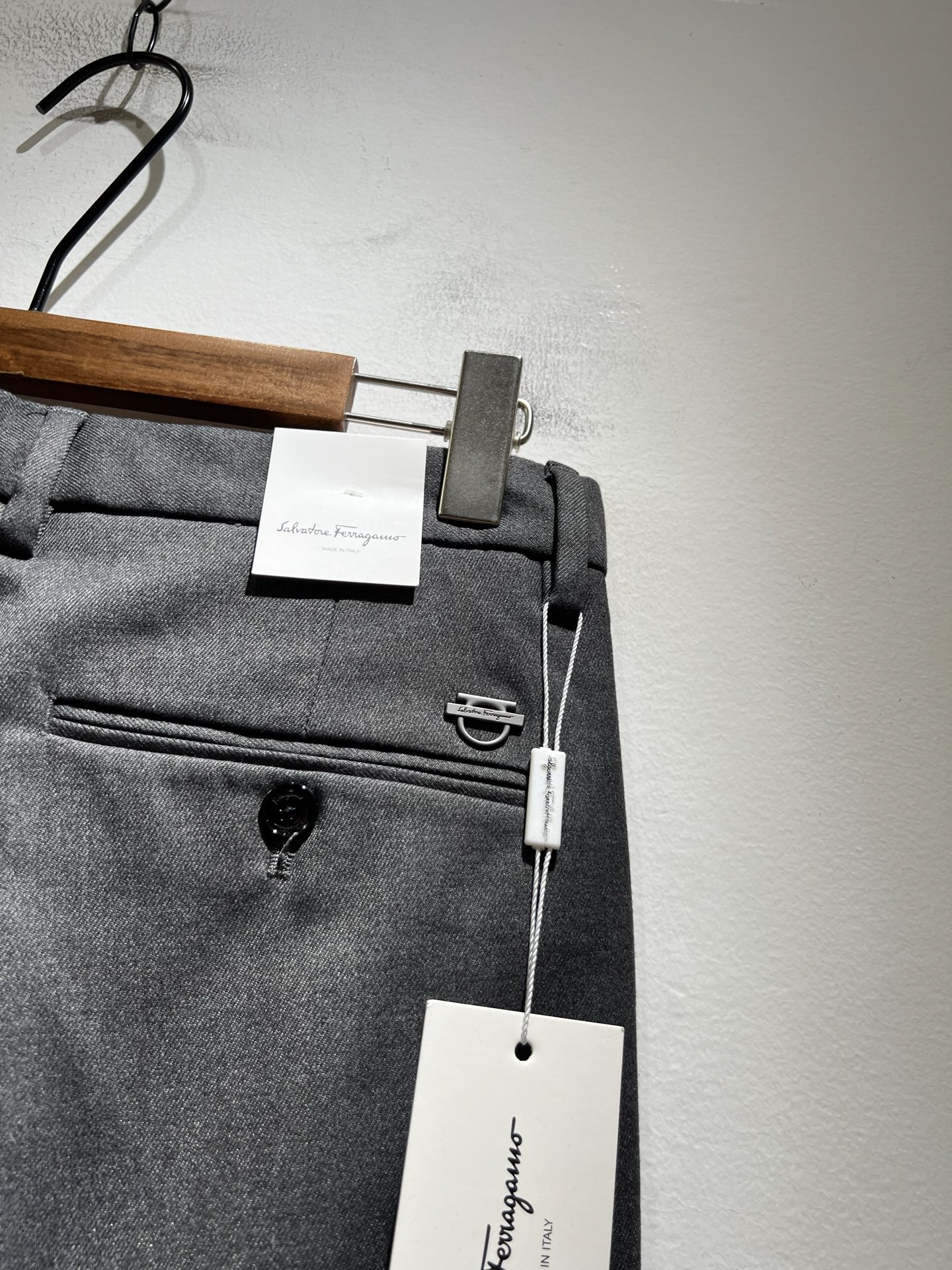 Ferraga*mo菲拉*慕2025秋冬新款男款休闲小直筒西裤， 原单品质，原单品质高端时尚休闲水洗原版