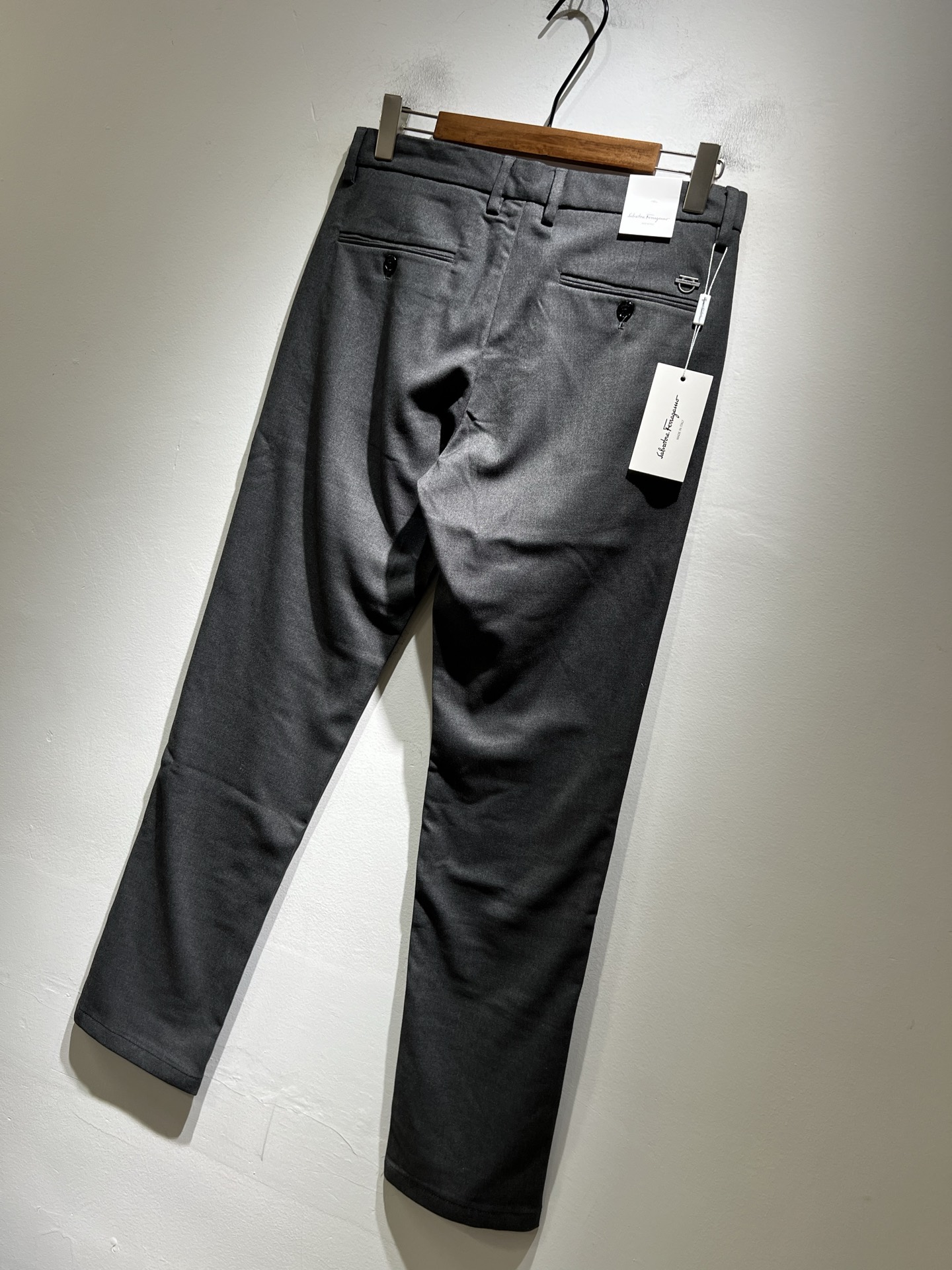 Ferraga*mo菲拉*慕2025秋冬新款男款休闲小直筒西裤， 原单品质，原单品质高端时尚休闲水洗原版