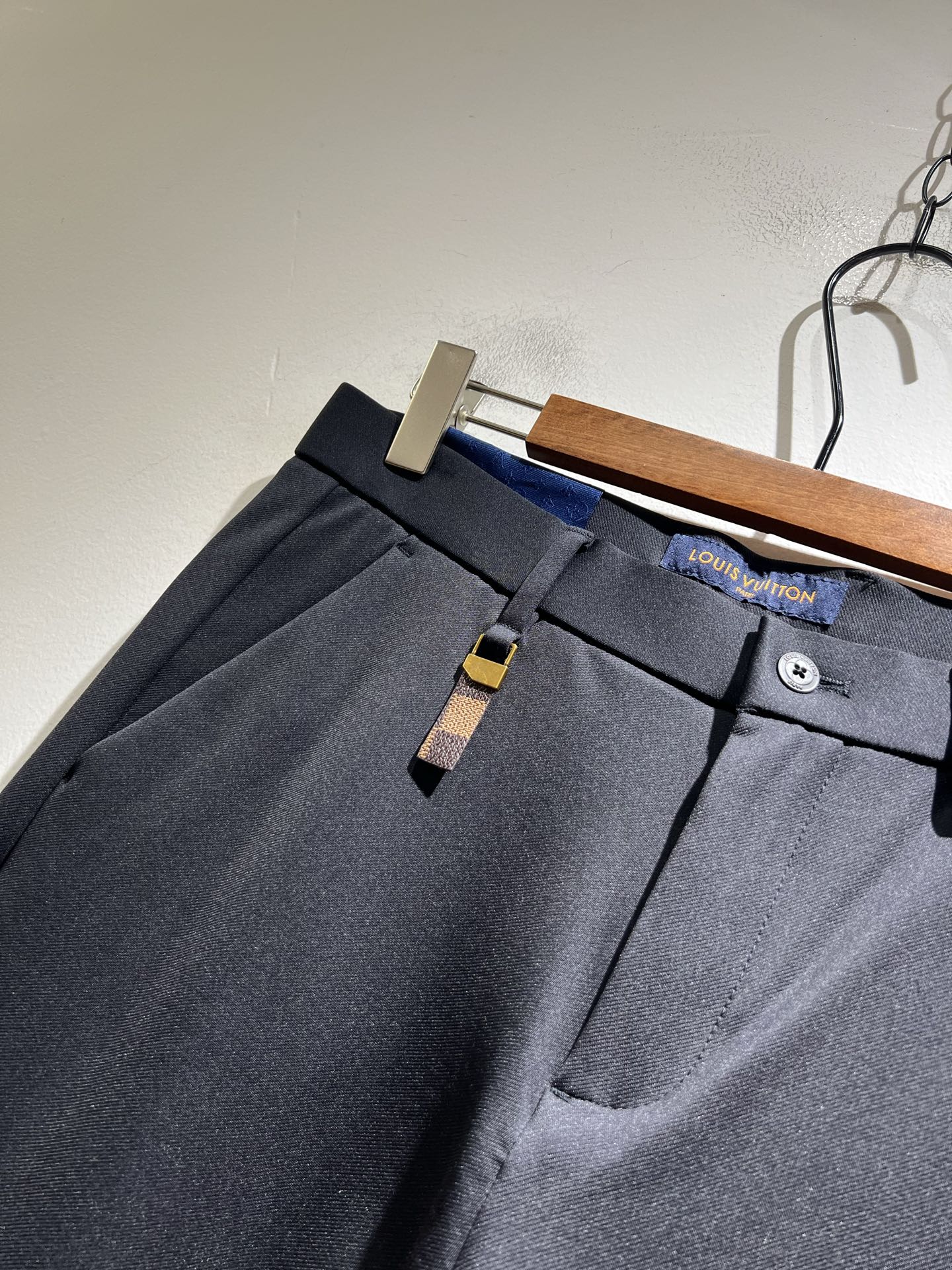 LouisVuitt*路易*登 2025秋冬新款男士休闲西裤，男士经典时尚百搭商务休闲西裤! 都市精英商