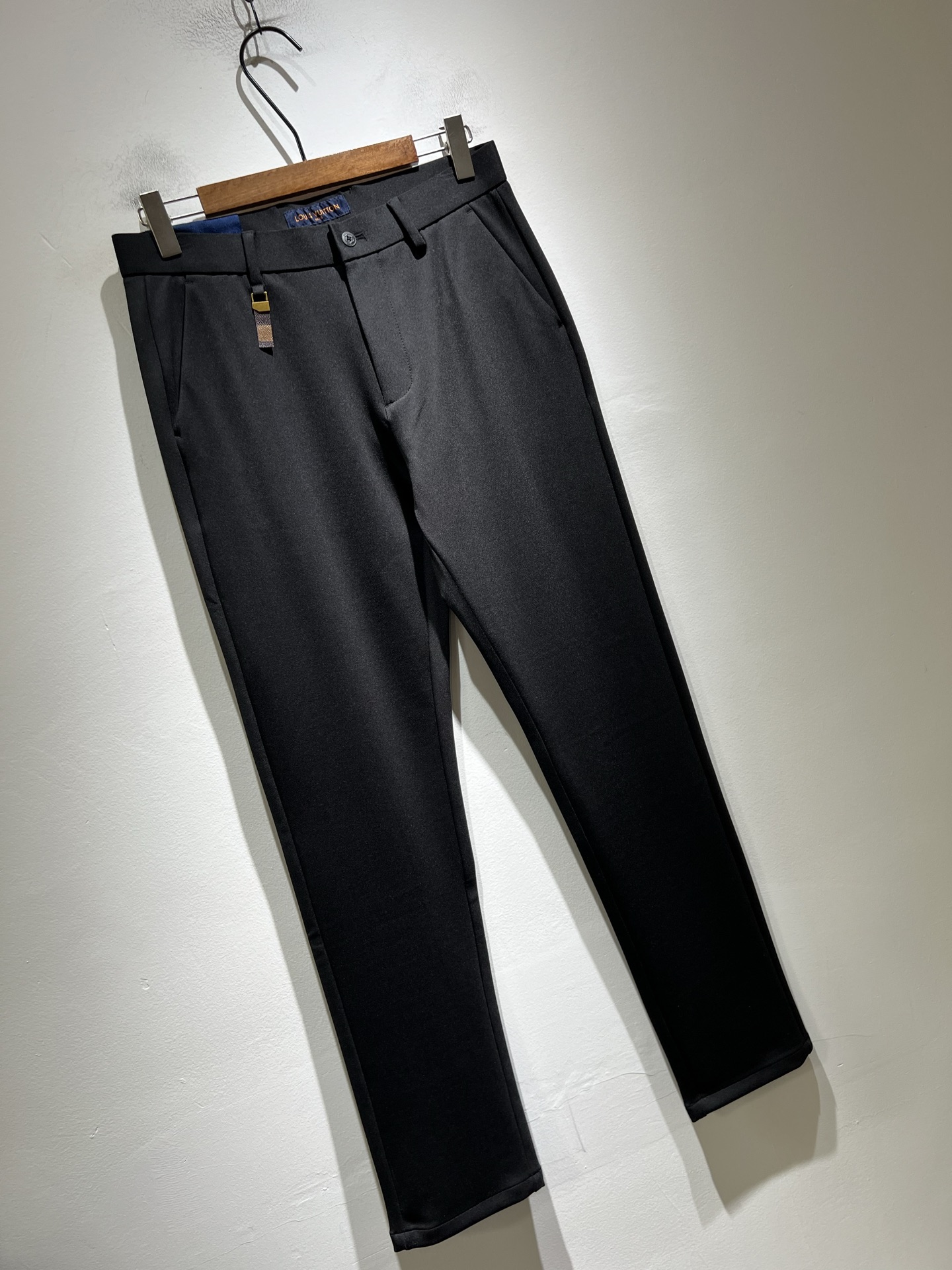 LouisVuitt*路易*登 2025秋冬新款男士休闲西裤，男士经典时尚百搭商务休闲西裤! 都市精英商