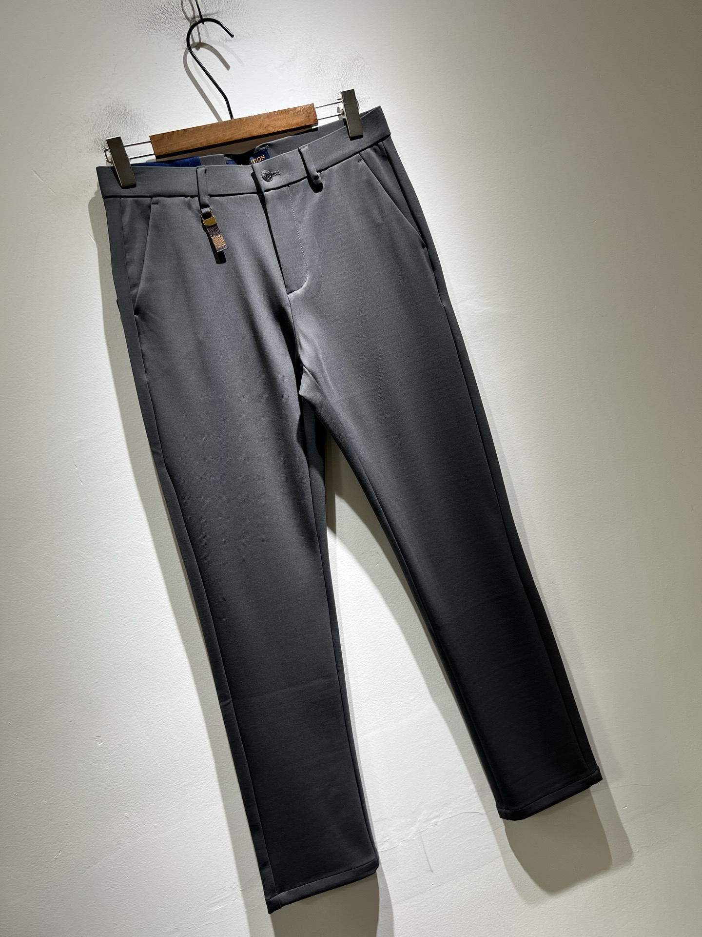 LouisVuitt*路易*登 2025秋冬新款男士休闲西裤，男士经典时尚百搭商务休闲西裤! 都市精英商