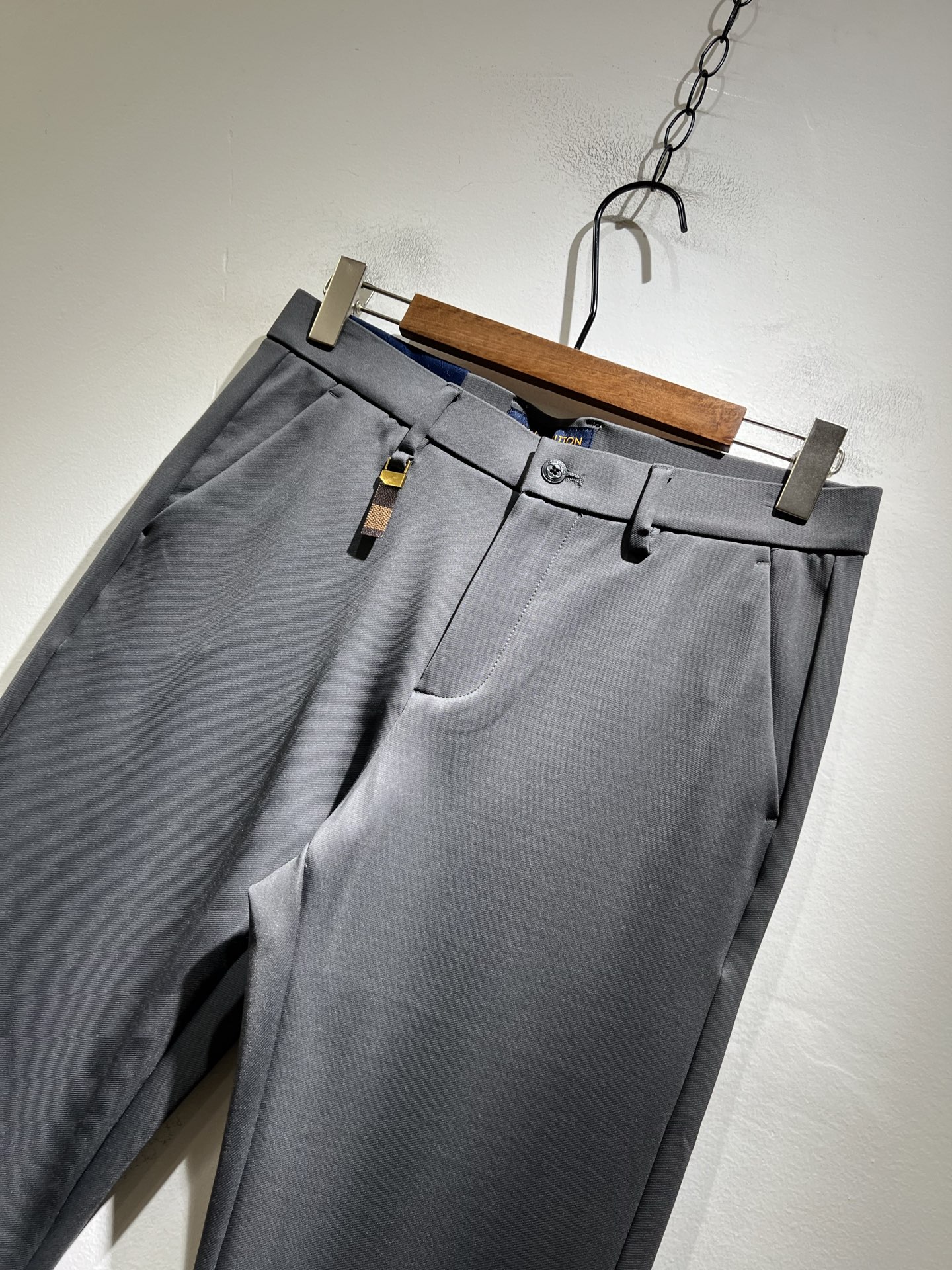 LouisVuitt*路易*登 2025秋冬新款男士休闲西裤，男士经典时尚百搭商务休闲西裤! 都市精英商