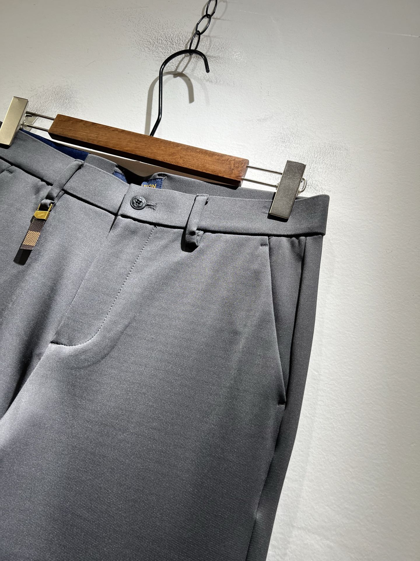 LouisVuitt*路易*登 2025秋冬新款男士休闲西裤，男士经典时尚百搭商务休闲西裤! 都市精英商