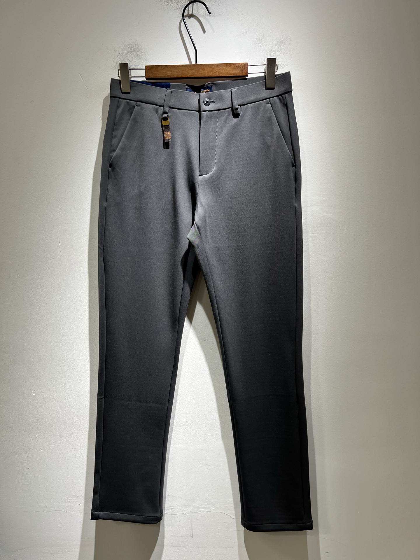NO:610482,LouisVuitt* Louis*den 2025 new autumn and winter men's casual trousers, men's classic, fashionable and versatile business casual trousers! The first choice for urban elites for business and leisure, with rare trading company channels, leading official website sales! Casual trousers with self-labeled LV logo, an indispensable and versatile item in the wardrobe, convenient and comfortable to wear and very easy to match with fashionable styles! This casual trousers is made of carefully selected high-quality blended spandex material supplied by customers! It has excellent comfort and breathability, has a good vertical feel, is not easy to wrinkle and deform, and feels skin-friendly and comfortable when worn. You will know how high-grade the texture of the fabric is as soon as you get the actual product. It can definitely be called an excellent product with unlimited repurchase! They are the most recognizable classic elements of the Louis family, and all accessories come with their own brand logo design! So the subtleties show off the perfect quality pants! The tight and smooth wiring inside the trousers is more exquisite in details, which perfectly demonstrates the excellent craftsmanship and is enough to make the quality control personnel close their eyes and take it away! The basic straight-cut version has no restrictions on the body shape, and the invincible versatile colors can easily challenge any top, perfect for both business and leisure styles! Size 30-4037 39,, louis vuitton, louis vuitton, louis vuitton, alexander wang19860909LouisVuitt*路易*登 2025秋冬新款男士休闲西裤,男士经典时尚百搭商务休闲西裤! 都市精英商务休闲首选,贸易公司渠道稀出,领先官网发售!自带标签化的LV标识logo休闲西裤,衣橱里不可或缺的百搭臻品,穿着便捷舒适又非常极易搭配时尚造型！此款休闲西裤用心甄选客供优质混纺氨纶材质制成！舒适性与透气性兼优,有着很好的垂直感,不易起皱变形,着穿触感亲肤舒适,面料的质感有多高级,实物到手你立刻便知,绝对可以称为无限回购的绝佳臻品！都是路易家最具辦识度的经典元素,所有辅料自带品牌logo设计！所以细微之处尽情展现完美品质裤子！裤身内里缜密平顺的走线,细节方面更为考究,极好的彰显了出色工艺,足以让品控们闭眼收走!基础常规的直筒版型裁剪,对于体型没有限制可言,无敌的百搭配色,轻松挑战任何上装,完美兼具商务与休闲风格穿搭!尺码30-4037 39,,louis vuitton,louis vuitton,louis vuitton,alexander wang,Men's clothing