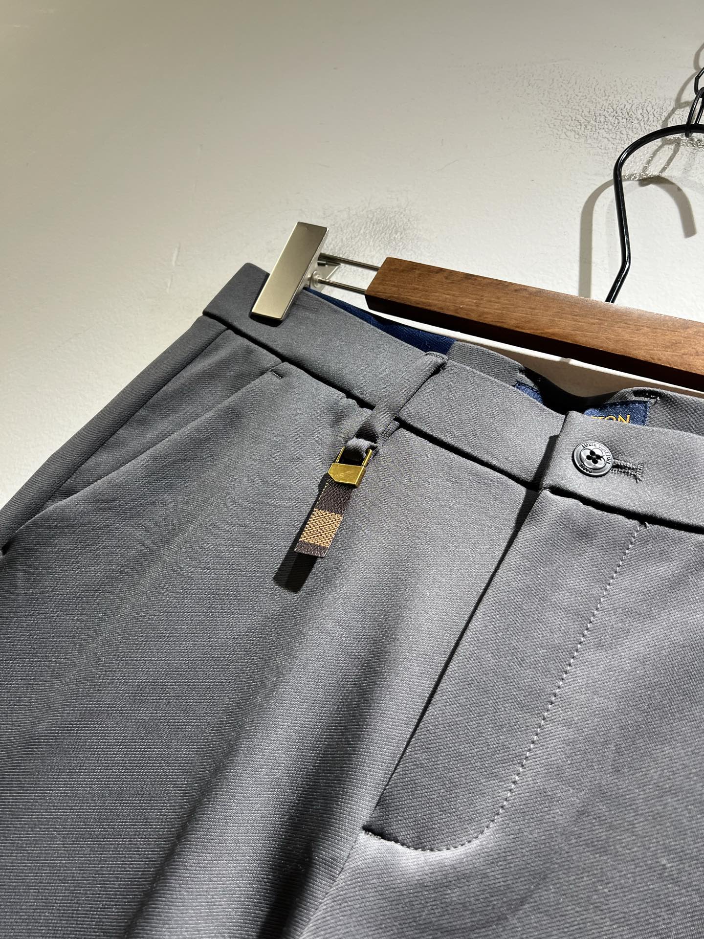 LouisVuitt*路易*登 2025秋冬新款男士休闲西裤，男士经典时尚百搭商务休闲西裤! 都市精英商