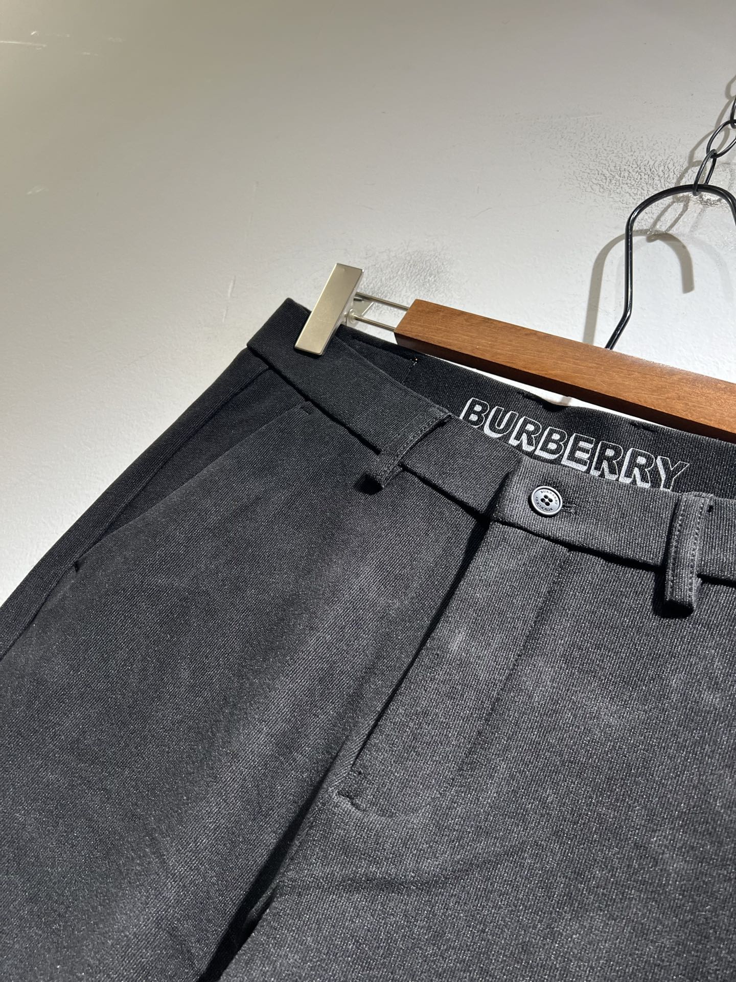 BURBER*Y巴*莉 2025秋冬男士休闲西裤，男士经典基础款小直筒裤 简洁纯色百搭款五金logo辅料