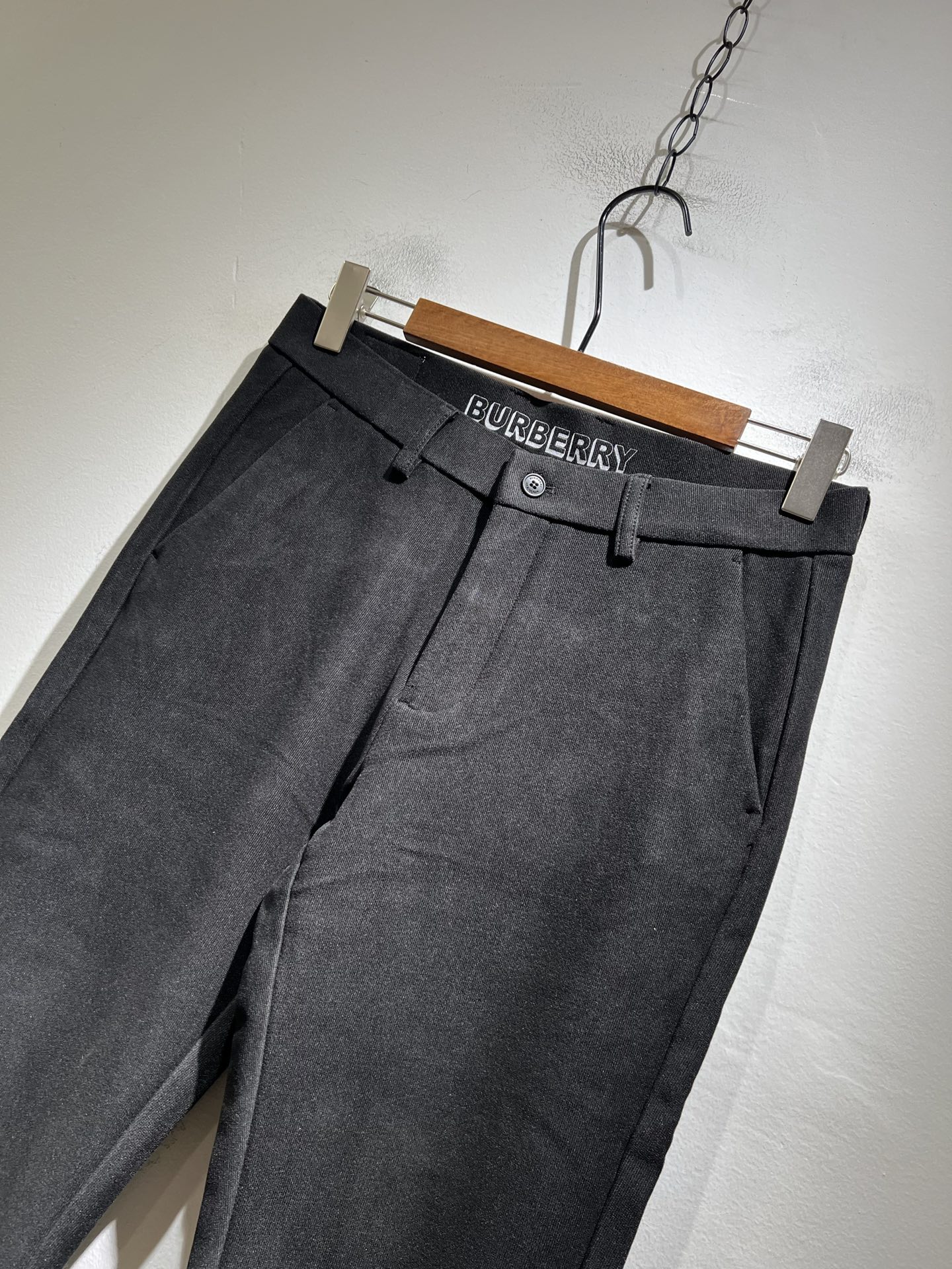 BURBER*Y巴*莉 2025秋冬男士休闲西裤，男士经典基础款小直筒裤 简洁纯色百搭款五金logo辅料