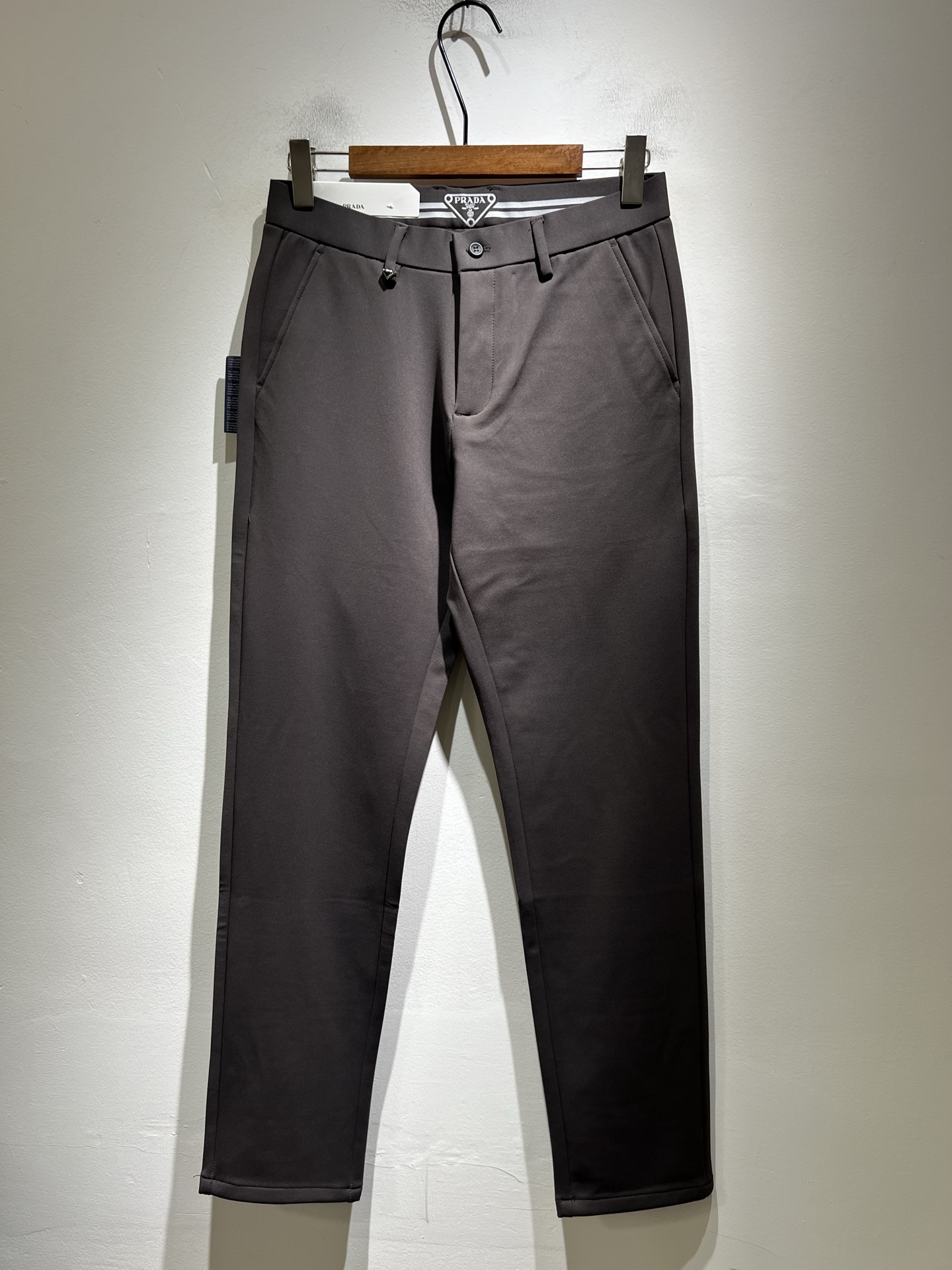 NO:608270,PRA*DA 2025 autumn and winter new versatile trousers, men's classic business casual basic trousers and trousers!  Trading company channels are rare, leading official website sales!  A pair of trousers with both design value and practical wearability. It is a basic suit trousers version with just the right cutting technology. It is very tolerant to the body shape and can well modify the leg shape. It visually makes the legs longer and straighter, adding a lot of points to your appearance and aura!  Customized YKK metal zippers, customized original logo hardware and accessories for decoration!  The iconic classic logo hardware badge patch on the back is self-evident in its recognition and luxury, and it is low-key without losing the sense of identity!  A versatile and basic classic, it can be easily used for both business and leisure. There is no reason not to buy it!  Size 30-40 37 39,,prada,business suit,alexander wang19860909PRA*DA 普*达 2025秋冬新款百搭西裤,男士经典商务休闲基础长裤西裤！贸易公司渠道稀出,领先官网发售！设计值与实穿性均在线的一款裤装,基础的西装裤版型,恰到好处的裁剪工艺,对于身材包容性极好,能够很好的修饰腿型,在视觉上显腿长显腿直,为你的颜值与气场加分不少！客供定制YKK金属拉链,定制原版logo五金辅料修饰！后幅标志性经典标五金徽章贴饰,其辨识度与奢华感不言而喻,低调中不失身份感！百搭基础的经典,商务休闲皆可轻松应对,根本找不到不入手的理由！尺码30-40 37 39,,prada,business suit,alexander wang,Men's clothing