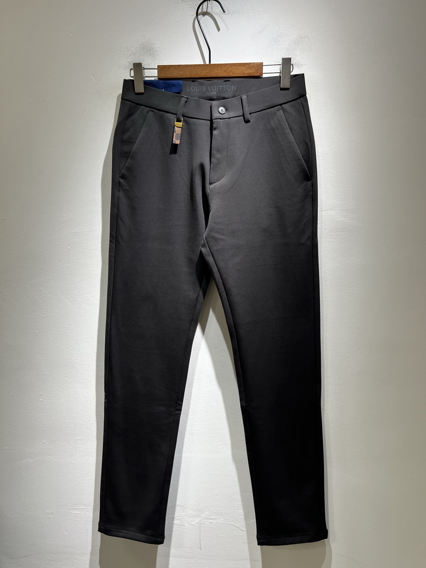 NO:610462,LouisVuitt* Louis*den 2025 new autumn and winter men's casual trousers, men's classic, fashionable and versatile business casual trousers! The first choice for urban elites for business and leisure, with rare trading company channels, leading official website sales! Casual trousers with self-labeled LV logo, an indispensable and versatile item in the wardrobe, convenient and comfortable to wear and very easy to match with fashionable styles! This casual trousers is made of carefully selected high-quality blended spandex material supplied by customers! It has excellent comfort and breathability, has a good vertical feel, is not easy to wrinkle and deform, and feels skin-friendly and comfortable when worn. You will know how high-grade the texture of the fabric is as soon as you get the actual product. It can definitely be called an excellent product with unlimited repurchase! They are the most recognizable classic elements of the Louis family, and all accessories come with their own brand logo design! So the subtleties show off the perfect quality pants! The tight and smooth wiring inside the trousers is more exquisite in details, which perfectly demonstrates the excellent craftsmanship and is enough to make the quality control personnel close their eyes and take it away! The basic straight-cut version has no restrictions on the body shape, and the invincible versatile colors can easily challenge any top, perfect for both business and leisure styles! Size 30-4037 39,, louis vuitton, louis vuitton, louis vuitton, alexander wang19860909LouisVuitt*路易*登 2025秋冬新款男士休闲西裤,男士经典时尚百搭商务休闲西裤! 都市精英商务休闲首选,贸易公司渠道稀出,领先官网发售!自带标签化的LV标识logo休闲西裤,衣橱里不可或缺的百搭臻品,穿着便捷舒适又非常极易搭配时尚造型！此款休闲西裤用心甄选客供优质混纺氨纶材质制成！舒适性与透气性兼优,有着很好的垂直感,不易起皱变形,着穿触感亲肤舒适,面料的质感有多高级,实物到手你立刻便知,绝对可以称为无限回购的绝佳臻品！都是路易家最具辦识度的经典元素,所有辅料自带品牌logo设计！所以细微之处尽情展现完美品质裤子！裤身内里缜密平顺的走线,细节方面更为考究,极好的彰显了出色工艺,足以让品控们闭眼收走!基础常规的直筒版型裁剪,对于体型没有限制可言,无敌的百搭配色,轻松挑战任何上装,完美兼具商务与休闲风格穿搭!尺码30-4037 39,,louis vuitton,louis vuitton,louis vuitton,alexander wang,Men's clothing