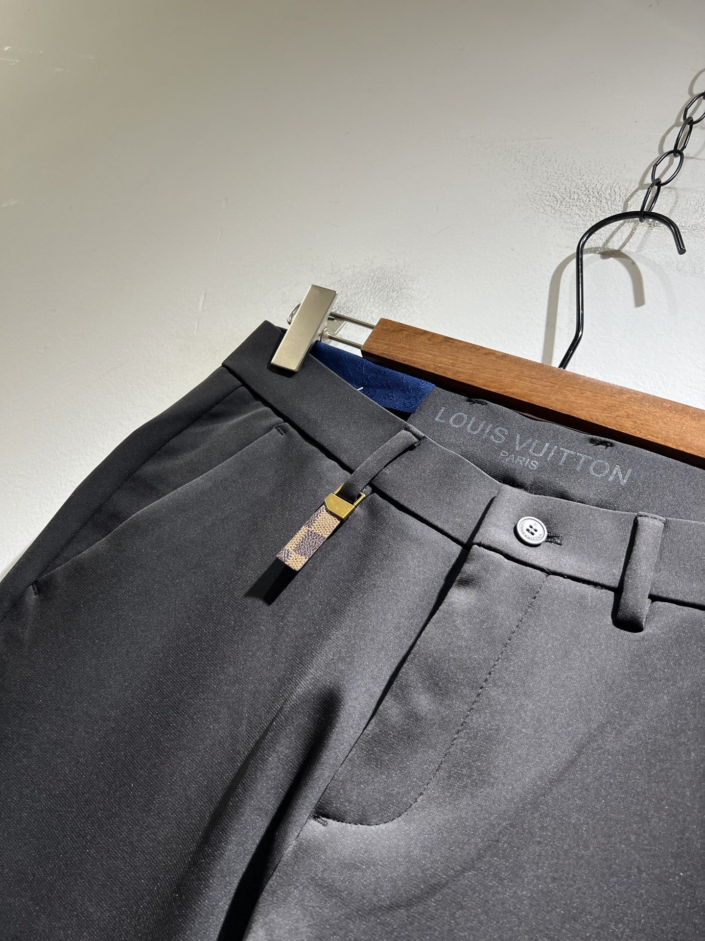 LouisVuitt*路易*登 2025秋冬新款男士休闲西裤，男士经典时尚百搭商务休闲西裤! 都市精英商