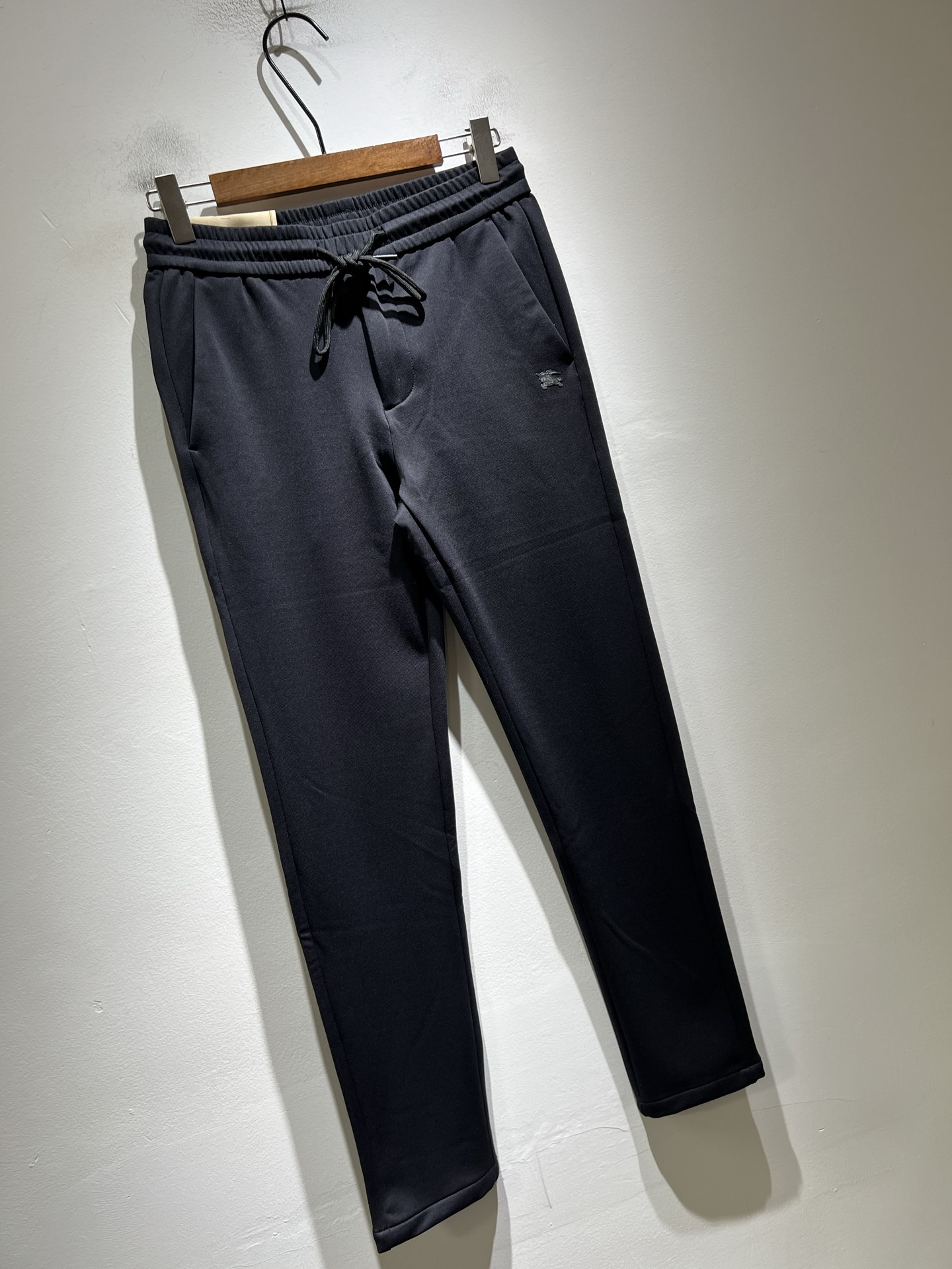 BURBER*Y巴*莉 2025秋冬新款男士休闲裤！简约百搭款，不挑人穿，腰部松紧抽绳设计！标志logo