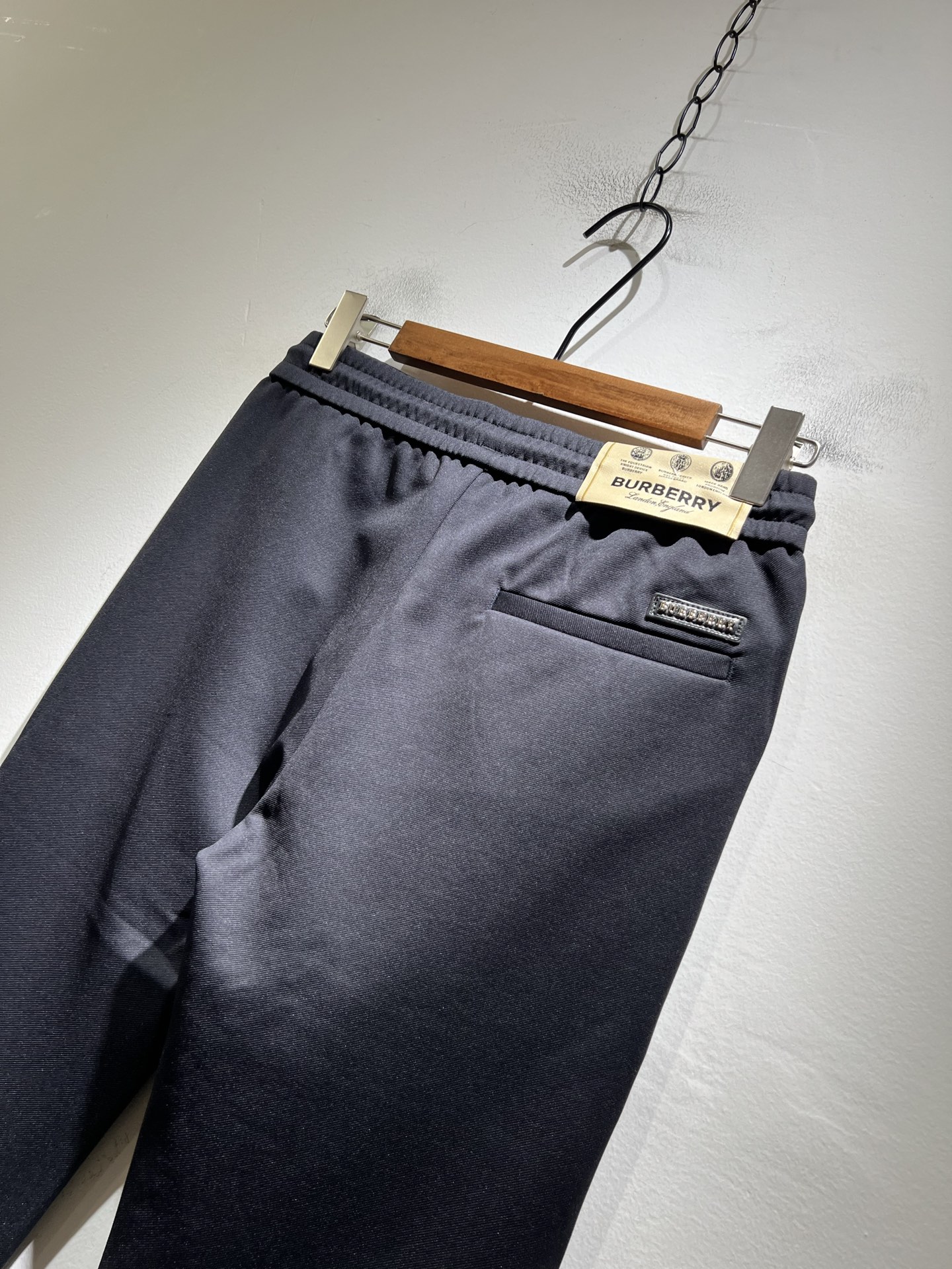 BURBER*Y巴*莉 2025秋冬新款男士休闲裤！简约百搭款，不挑人穿，腰部松紧抽绳设计！标志logo