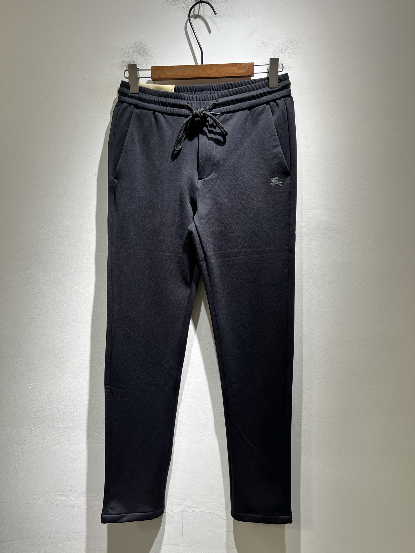 BURBER*Y巴*莉 2025秋冬新款男士休闲裤！简约百搭款，不挑人穿，腰部松紧抽绳设计！标志logo