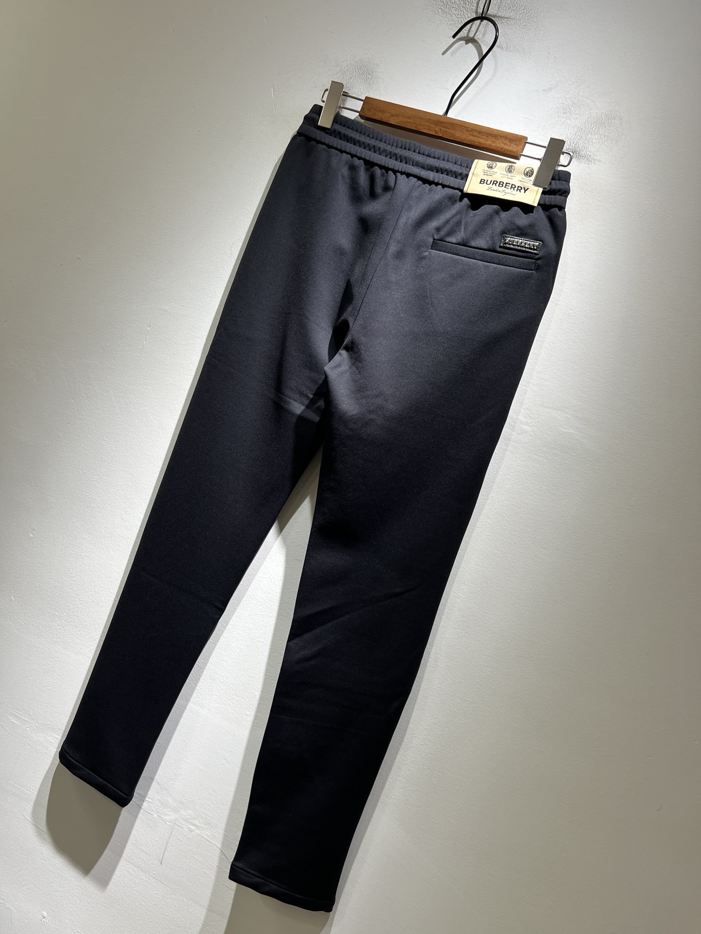 BURBER*Y巴*莉 2025秋冬新款男士休闲裤！简约百搭款，不挑人穿，腰部松紧抽绳设计！标志logo