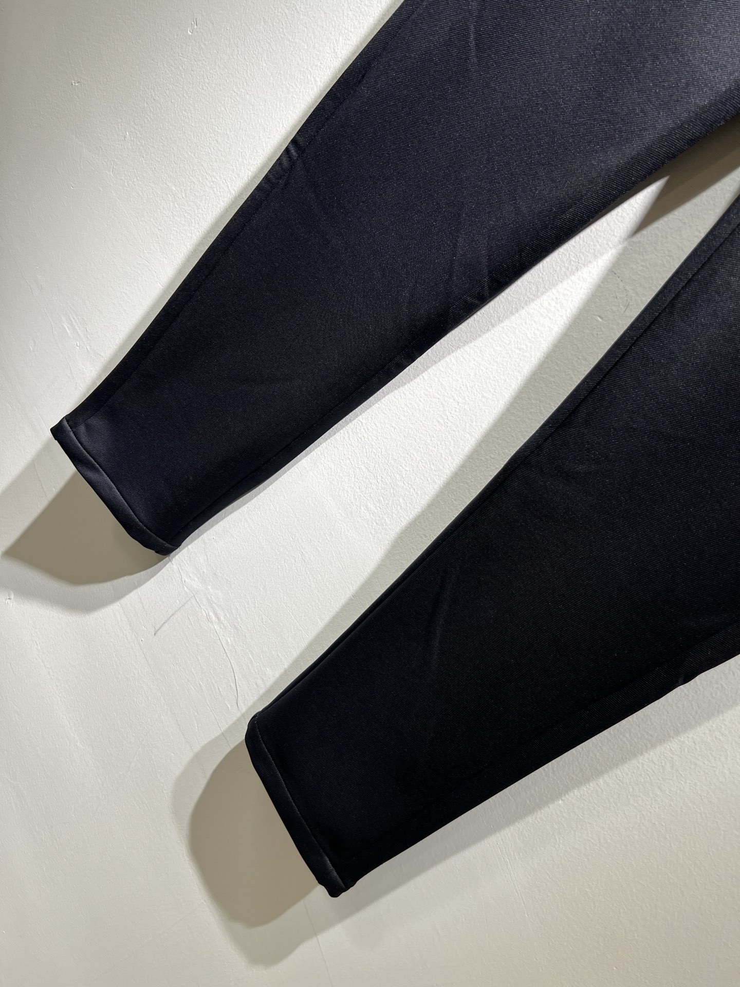 BURBER*Y巴*莉 2025秋冬新款男士休闲裤！简约百搭款，不挑人穿，腰部松紧抽绳设计！标志logo