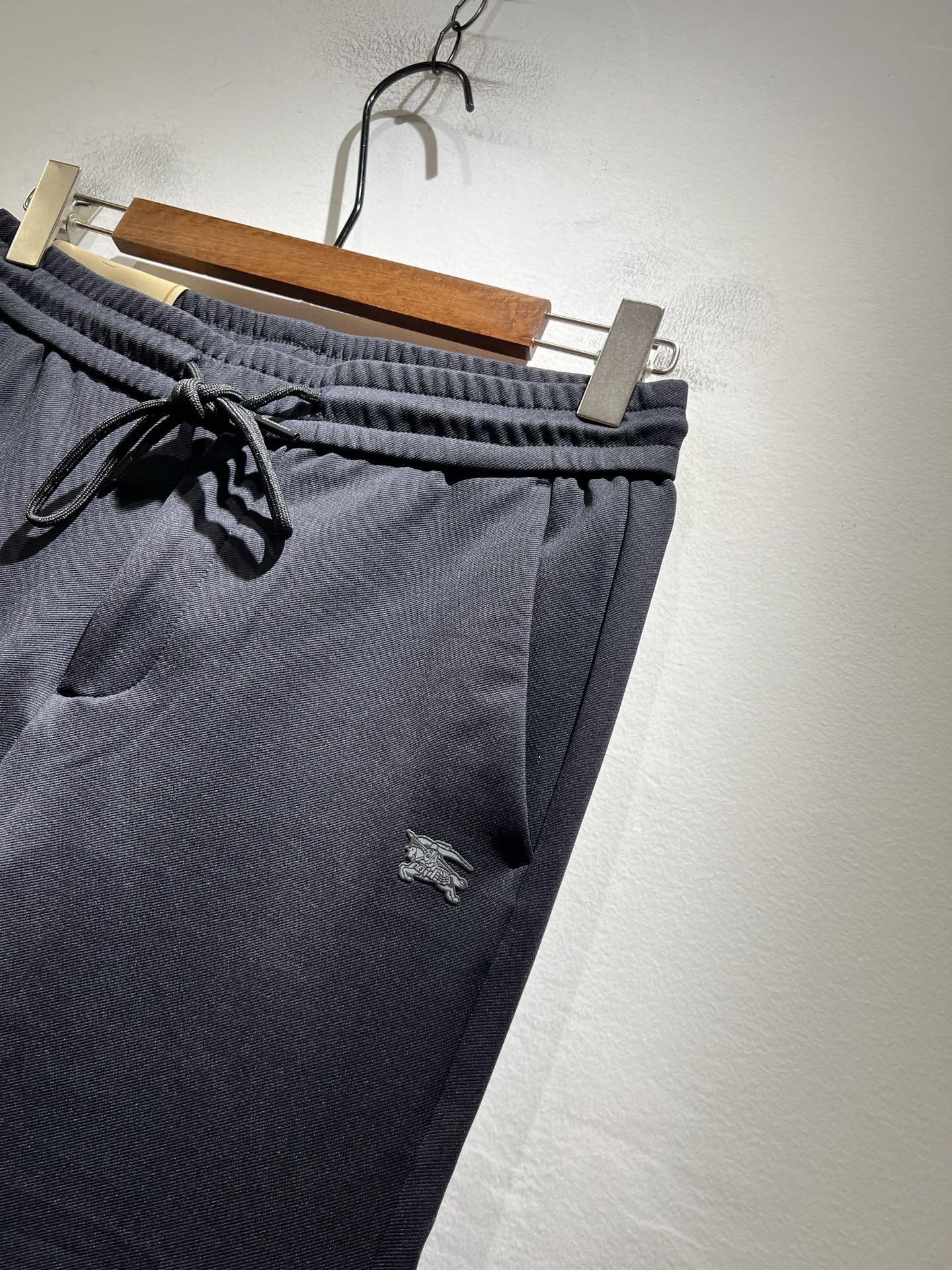 BURBER*Y巴*莉 2025秋冬新款男士休闲裤！简约百搭款，不挑人穿，腰部松紧抽绳设计！标志logo