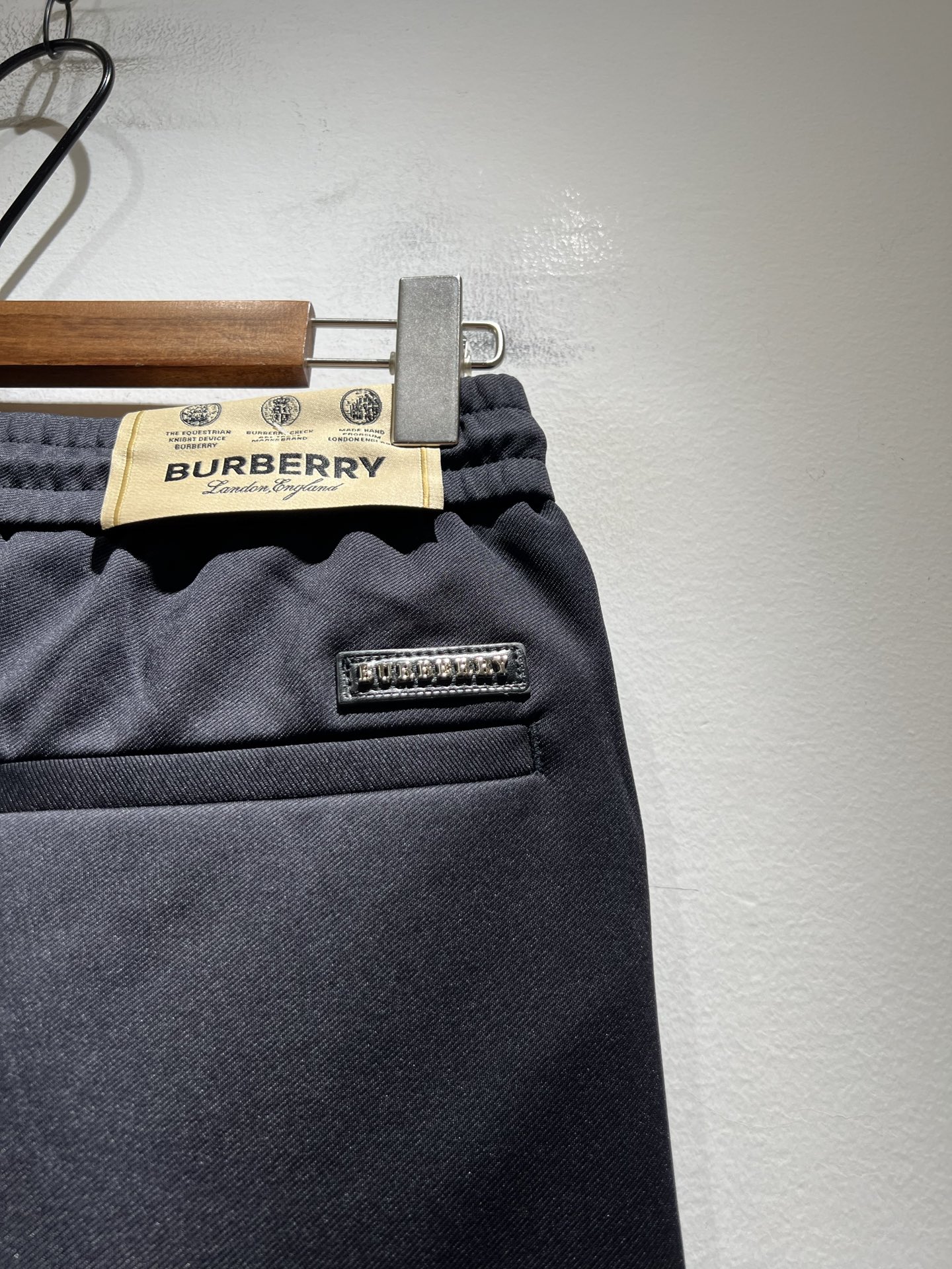 BURBER*Y巴*莉 2025秋冬新款男士休闲裤！简约百搭款，不挑人穿，腰部松紧抽绳设计！标志logo