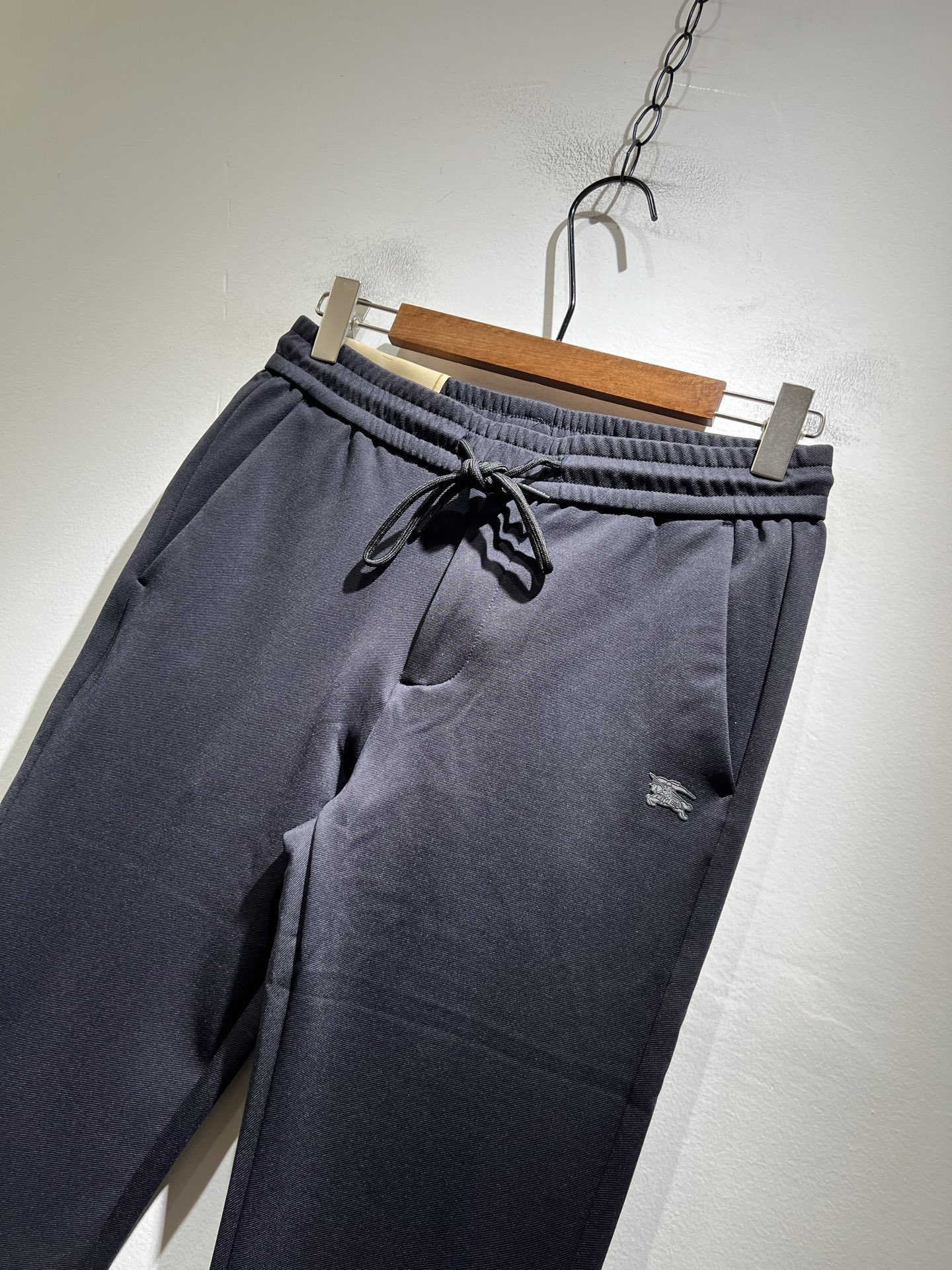 BURBER*Y巴*莉 2025秋冬新款男士休闲裤！简约百搭款，不挑人穿，腰部松紧抽绳设计！标志logo