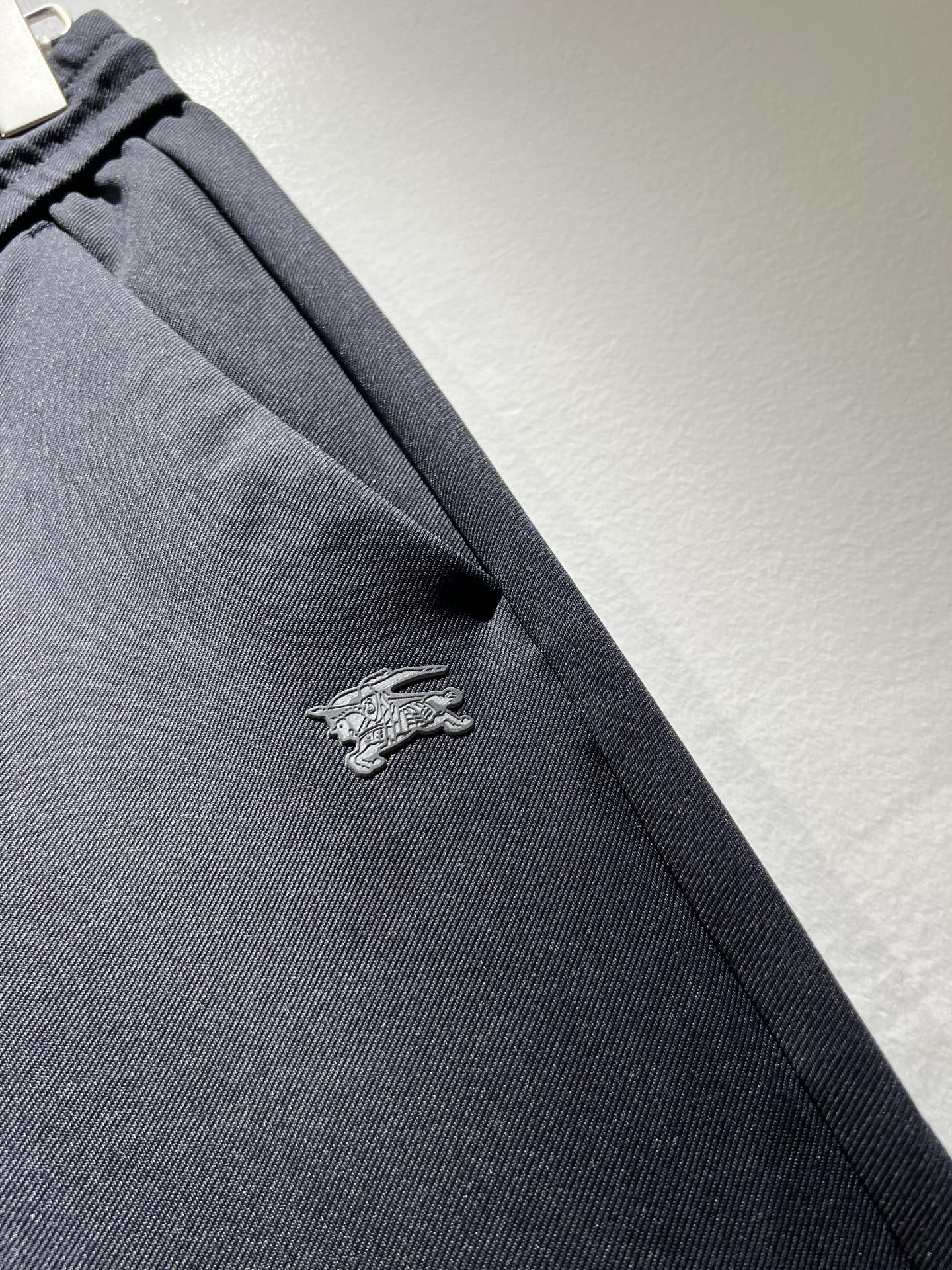 BURBER*Y巴*莉 2025秋冬新款男士休闲裤！简约百搭款，不挑人穿，腰部松紧抽绳设计！标志logo