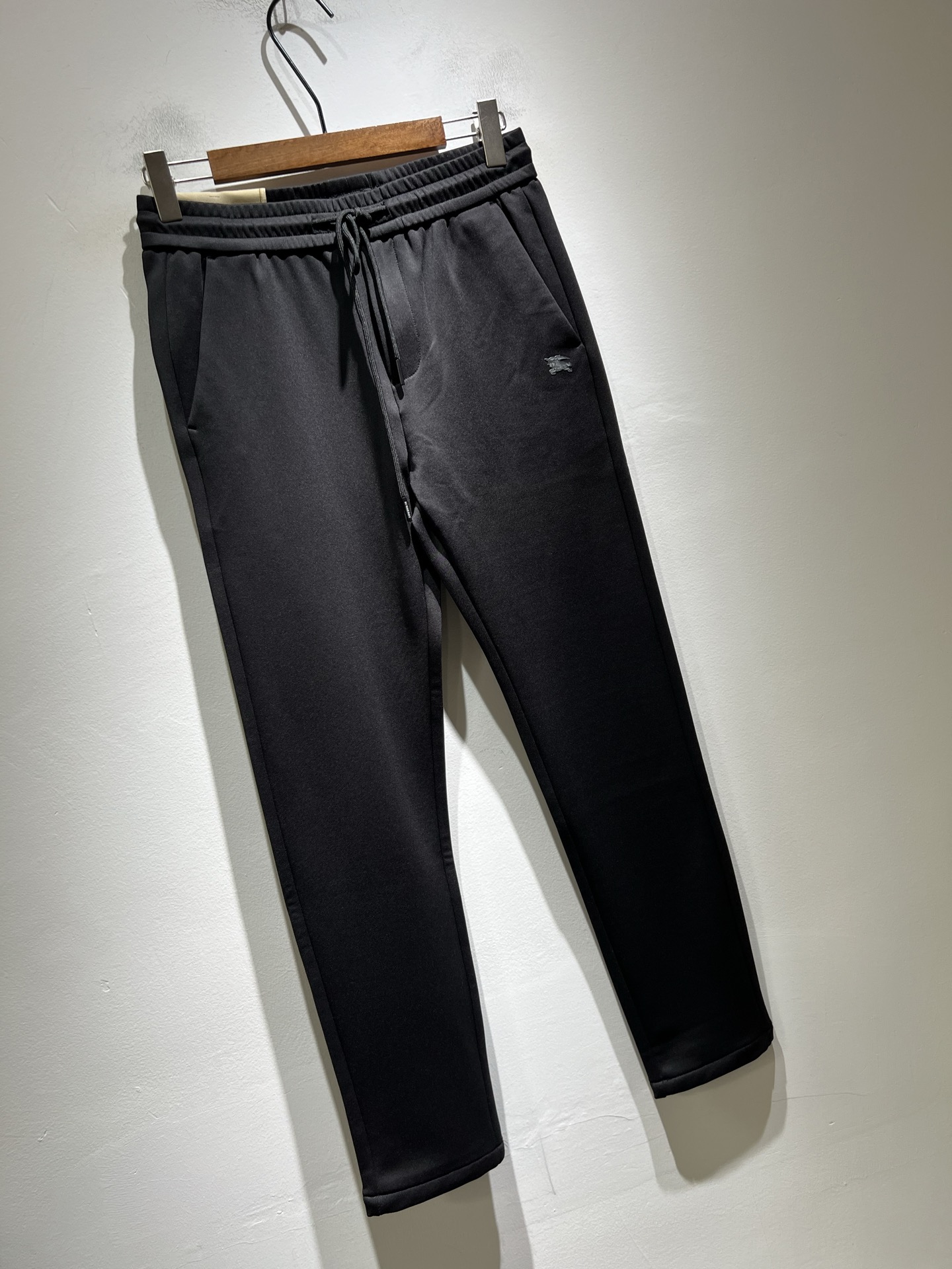 BURBER*Y巴*莉 2025秋冬新款男士休闲裤！简约百搭款，不挑人穿，腰部松紧抽绳设计！标志logo