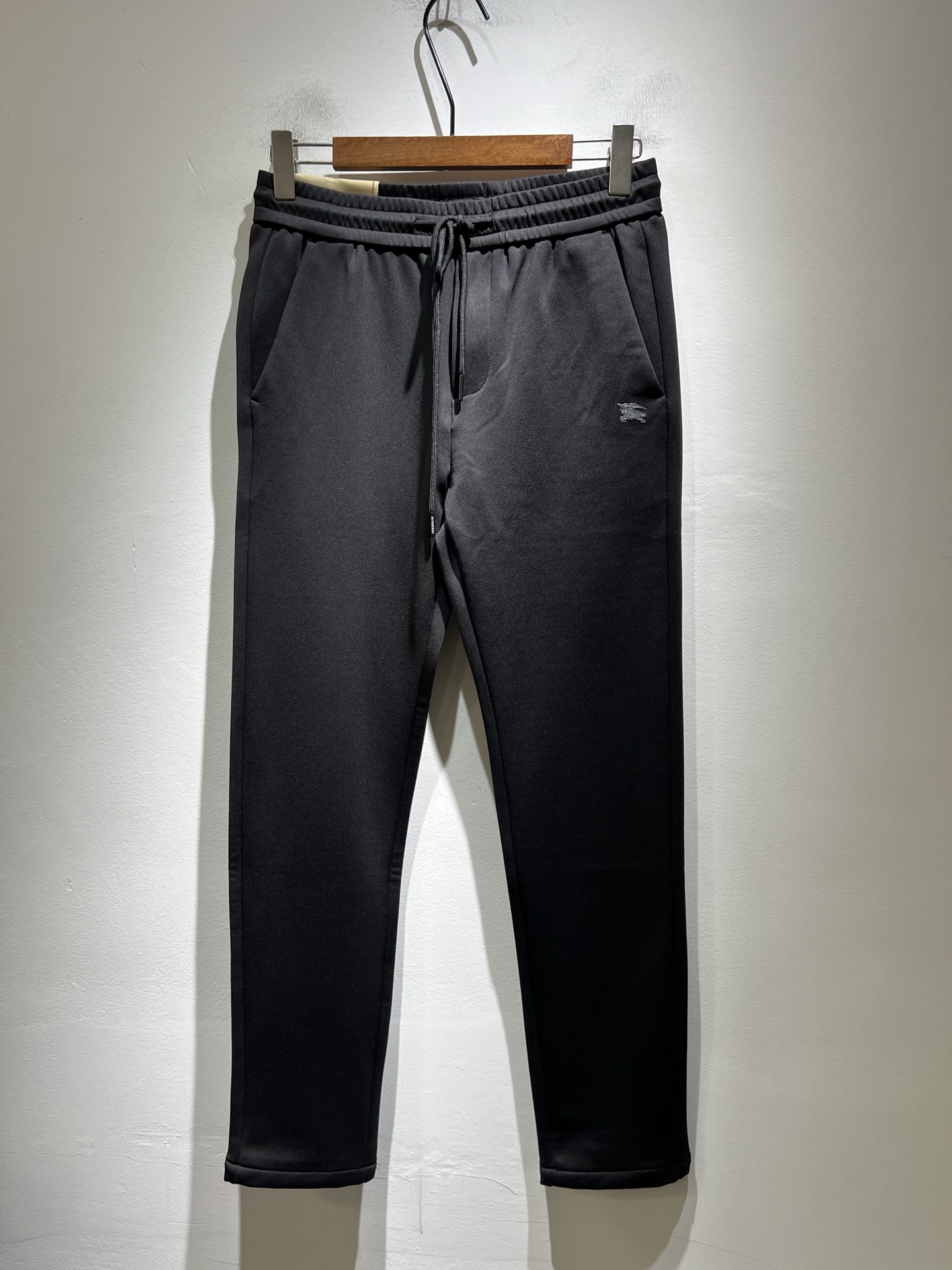 NO:608275,BURBER*Y 2025 new autumn and winter men's casual pants!  Simple and versatile, it doesn’t matter who you choose to wear it, and it has an elastic drawstring design at the waist!  Logo gluing and decoration!  Back logo pattern badge design!  Good body proportions, loose fit, simple and straight lines, tolerant and modified leg shape, fashionable and sporty style, can be widely suitable for various body types, and can be matched at will using special Italian 3D three-dimensional surround cutting technology. The workmanship of the waist, the inner hemming, the overall tailoring, and the upper body effect are impeccable. It can be perfectly controlled whether it is for work or leisure. It is made of imported pure cotton fabric!  The texture is soft and smooth, and there is no sense of restraint during exercise. It can be worn and washed for a long time without wrinkles or deformation. Size 30-40, burberry, alexander wang19860909BURBER*Y巴*莉 2025秋冬新款男士休闲裤！简约百搭款,不挑人穿,腰部松紧抽绳设计！标志logo压胶修饰！后幅logo图案徽章设计！良好的修饰身材比例,合体有松量,线条简洁顺直,包容修饰腿型,时尚运动风穿搭,可广泛适合各种身型穿着,随意搭配采用意大利特殊3D立体环绕裁剪工艺,腰头的做工,内里的包边,整体的剪裁,上身效果都无可挑剔.无论是上班还是休闲,都可以完美驾驭.采用进口纯棉面料！质感柔顺爽滑,运动起来没有也羁绊感,久穿久洗不起皱不变形性.尺码30-40,,burberry,alexander wang,Men's clothing